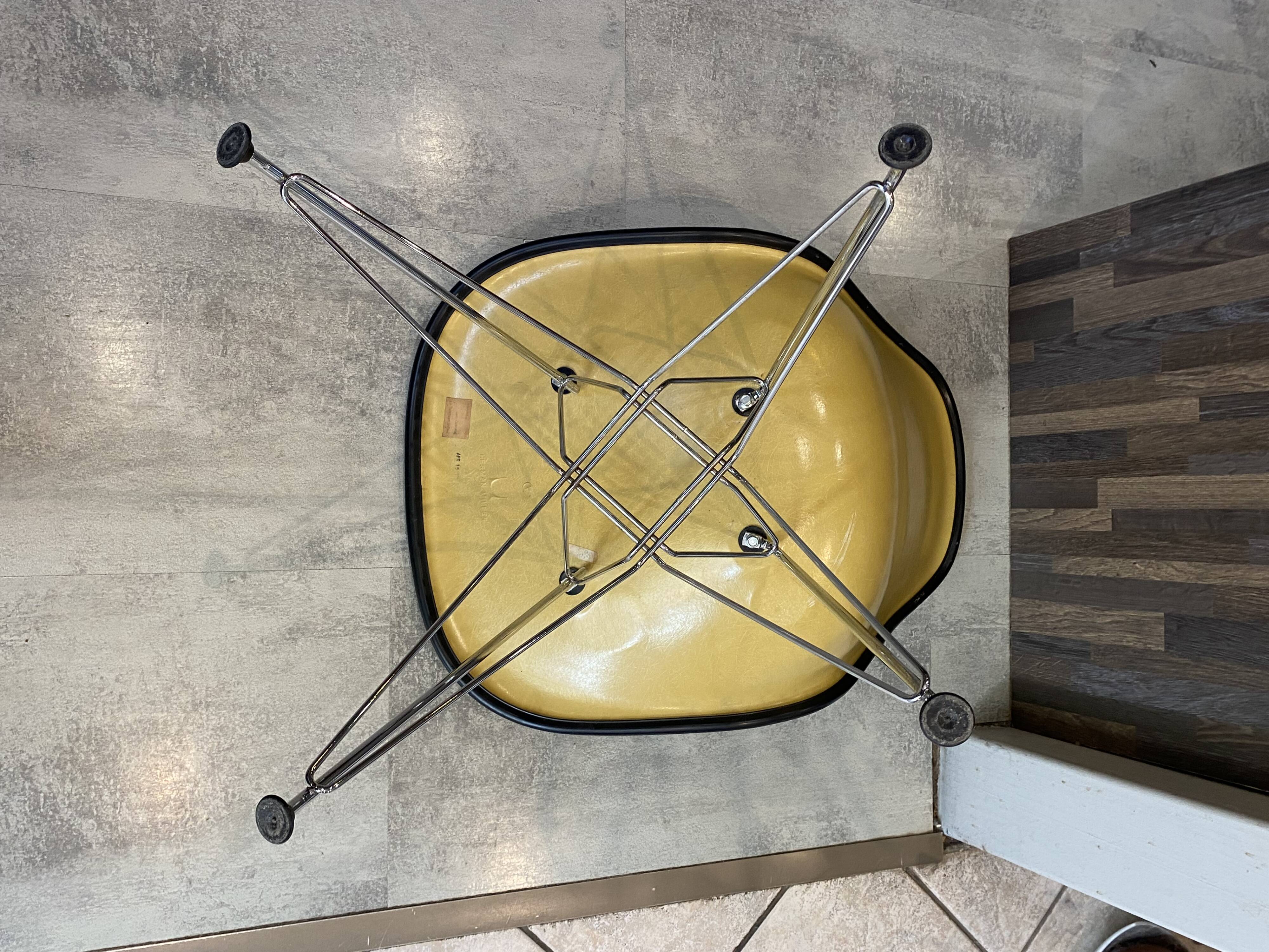 Fibreglass chair skai vinyl DSR Eiffel yellow Eames Herman Miller