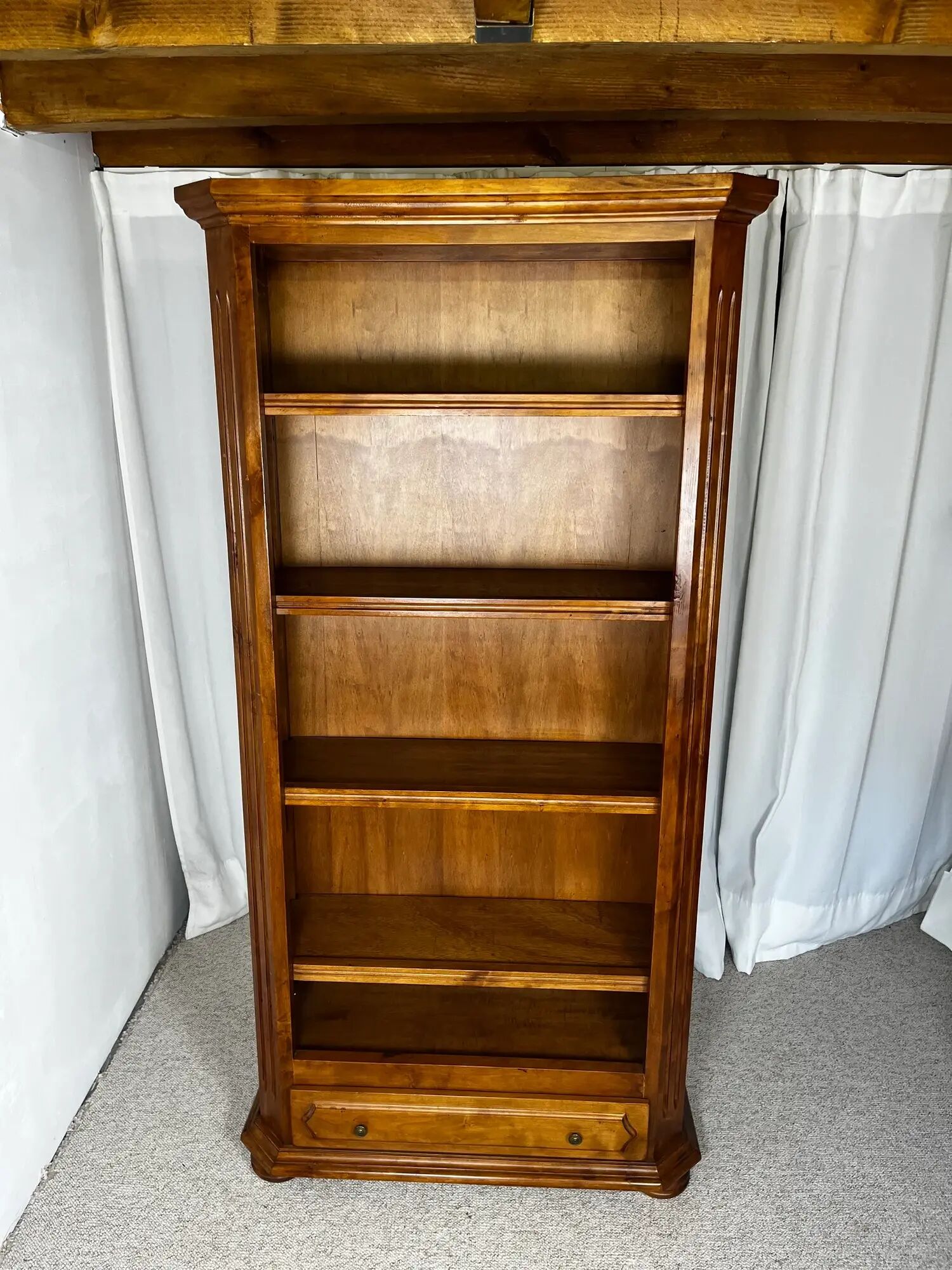 Bibliothèque ouverte en merisier, de style classique français, influence Louis-Philippe, 1950