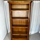 Bibliothèque ouverte en merisier, de style classique français, influence Louis-Philippe, 1950