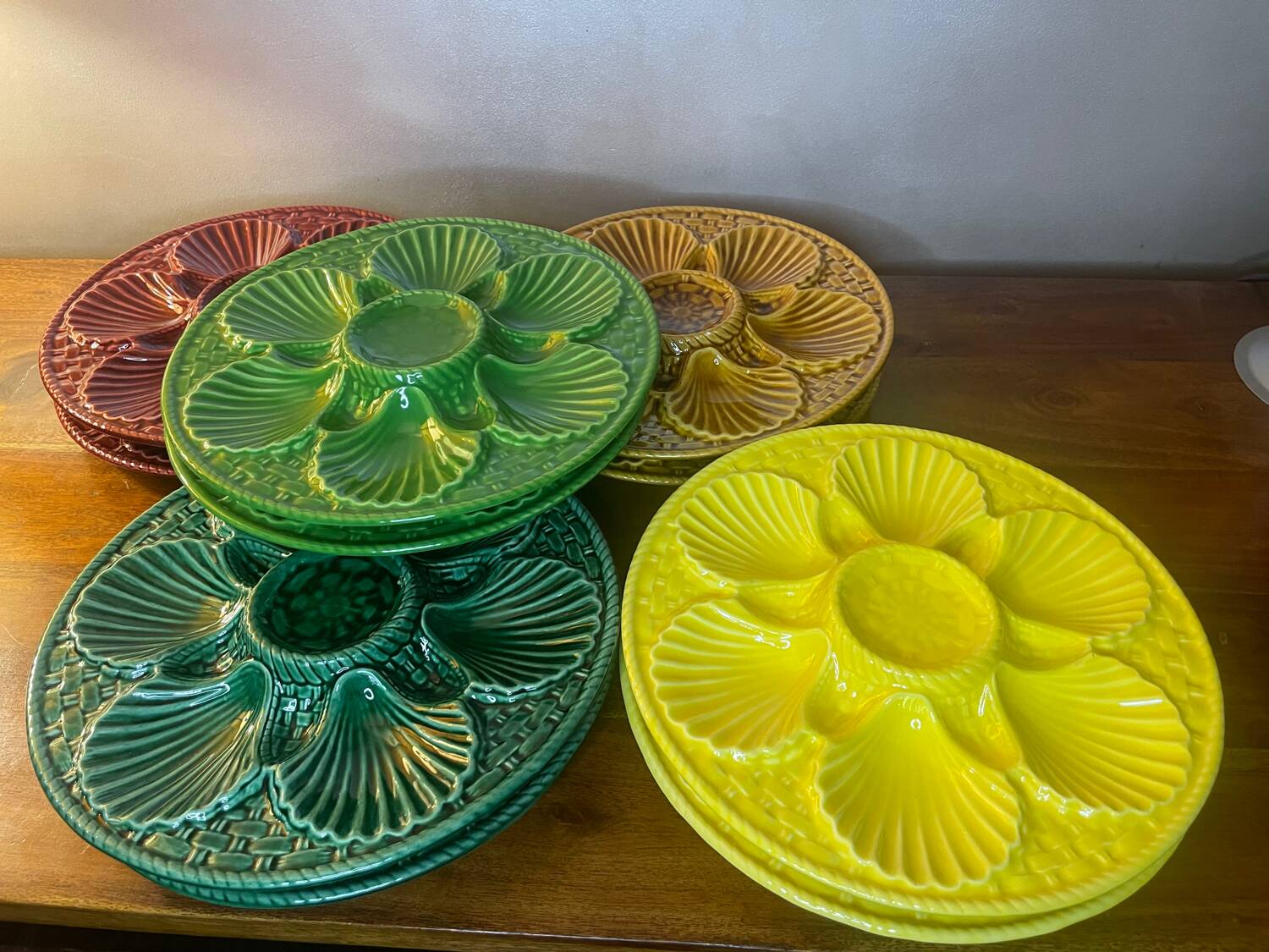 10 colorful oyster plates