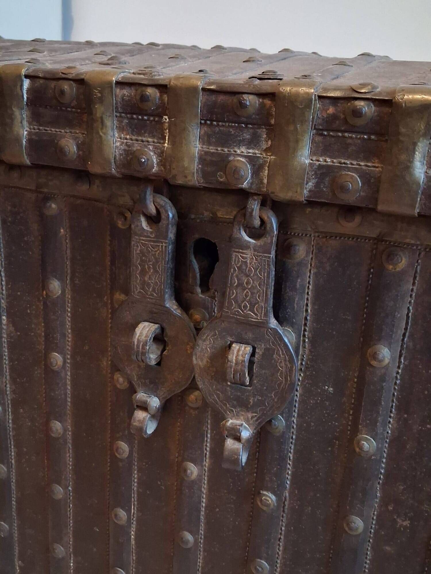 Authentic Pitara Chest from Rajasthan in Wood and Wrought Iron – 19th Century