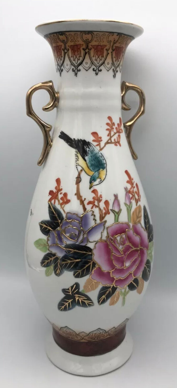 Vase in asian porcelain decorated with birds