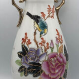 Vase in asian porcelain decorated with birds