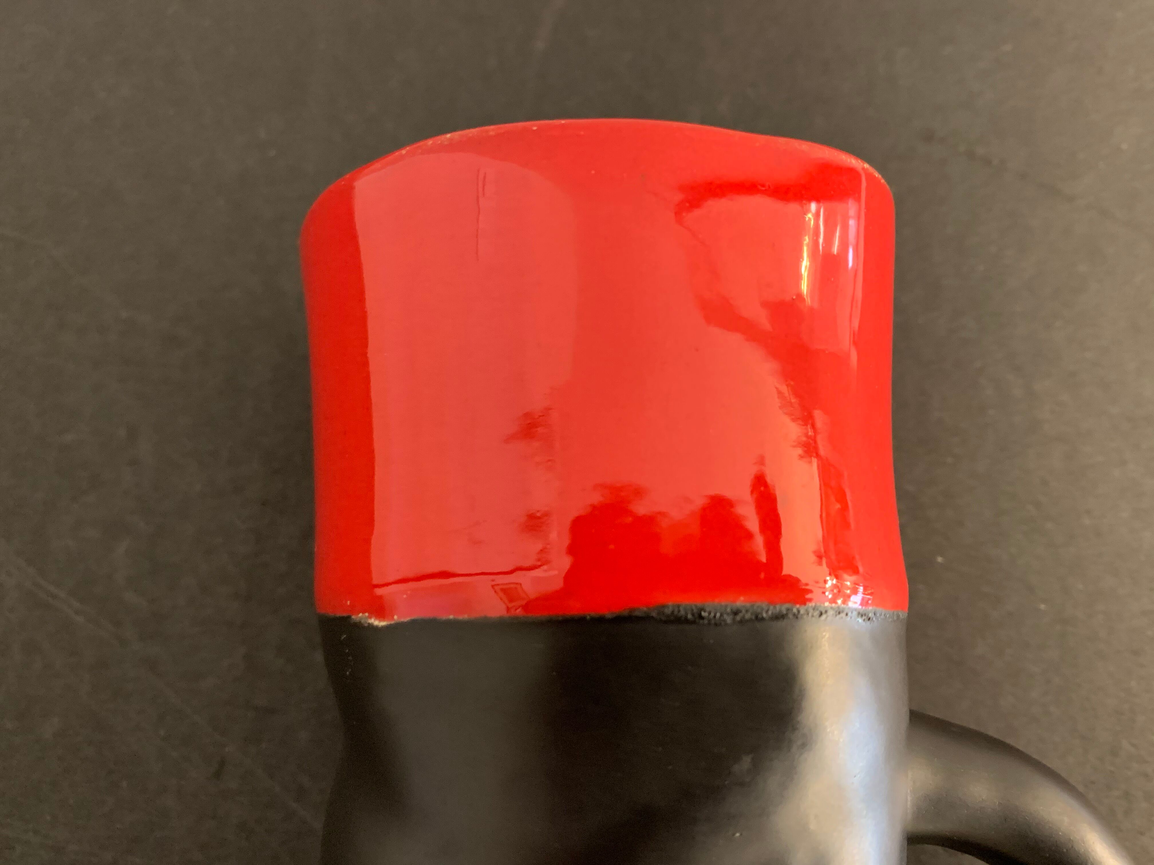 Vase en céramique botte cavalière rouge et noire Pol Chambost
