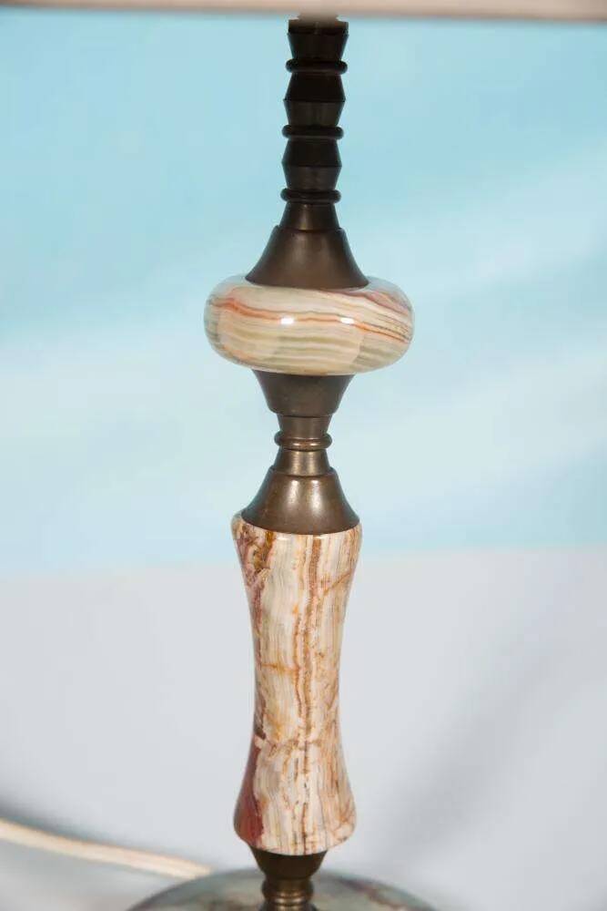 Chic hotel table lamp in onyx and brass, mid-century modern table lamp from the 70s.