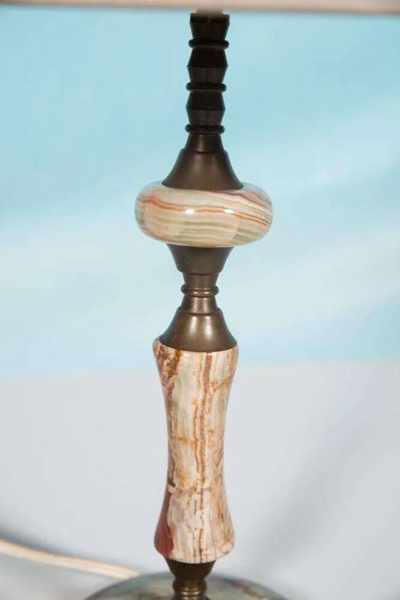 Chic hotel table lamp in onyx and brass, mid-century modern table lamp from the 70s.