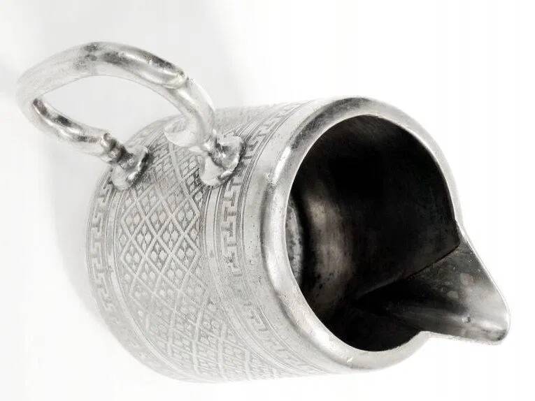 Giloszowany milk jug