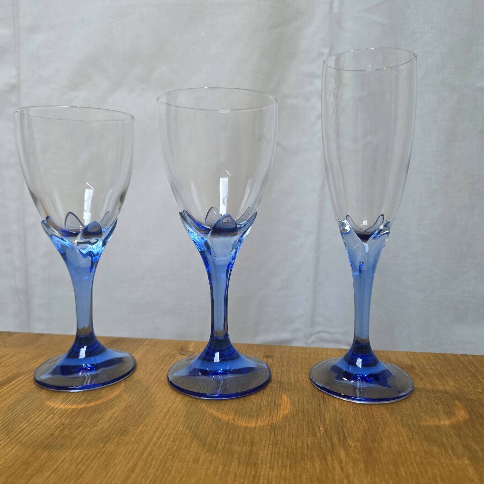 Service of 30 blue footed glasses.