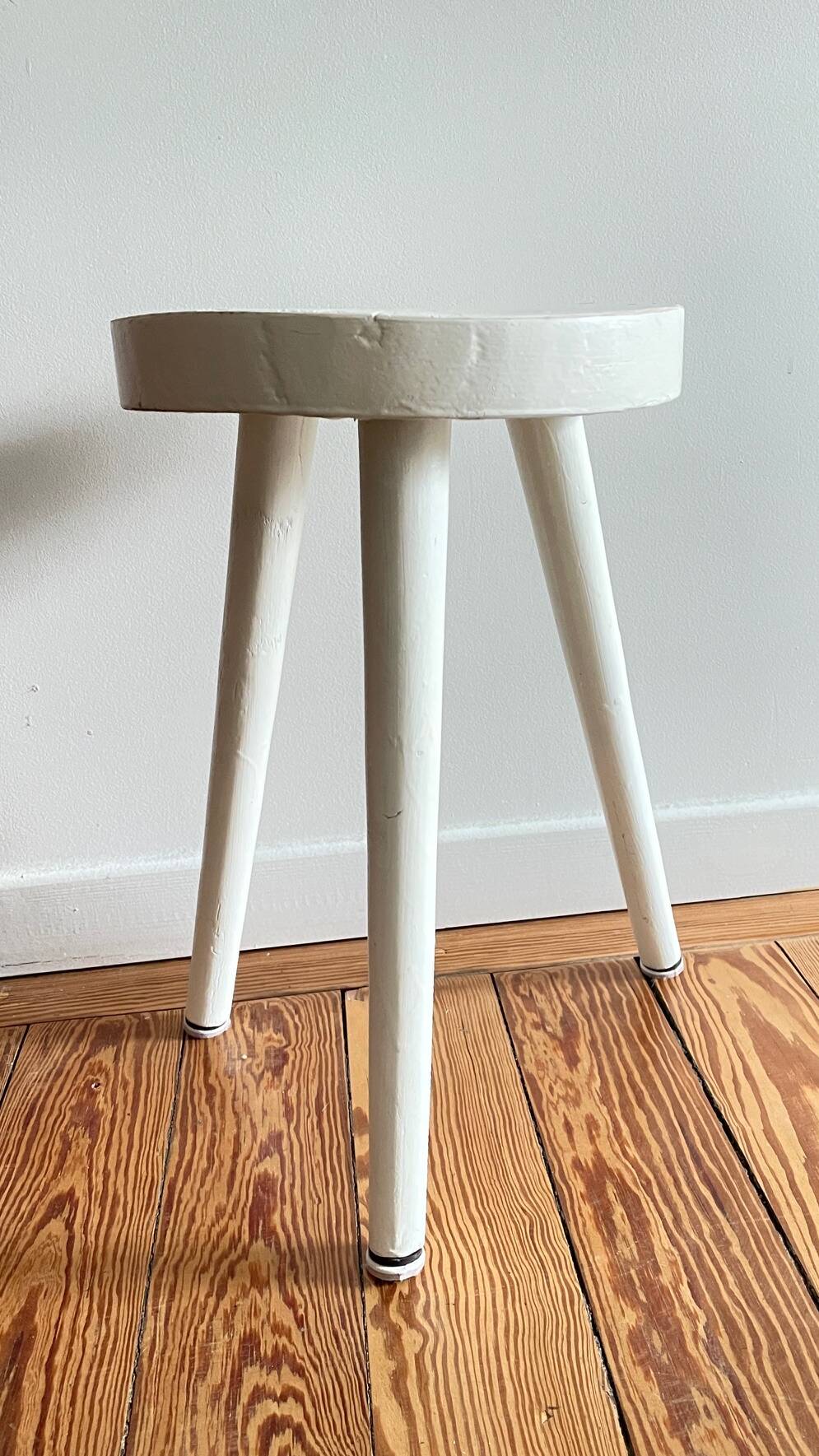 Tabouret tripode bois blanc vintage
