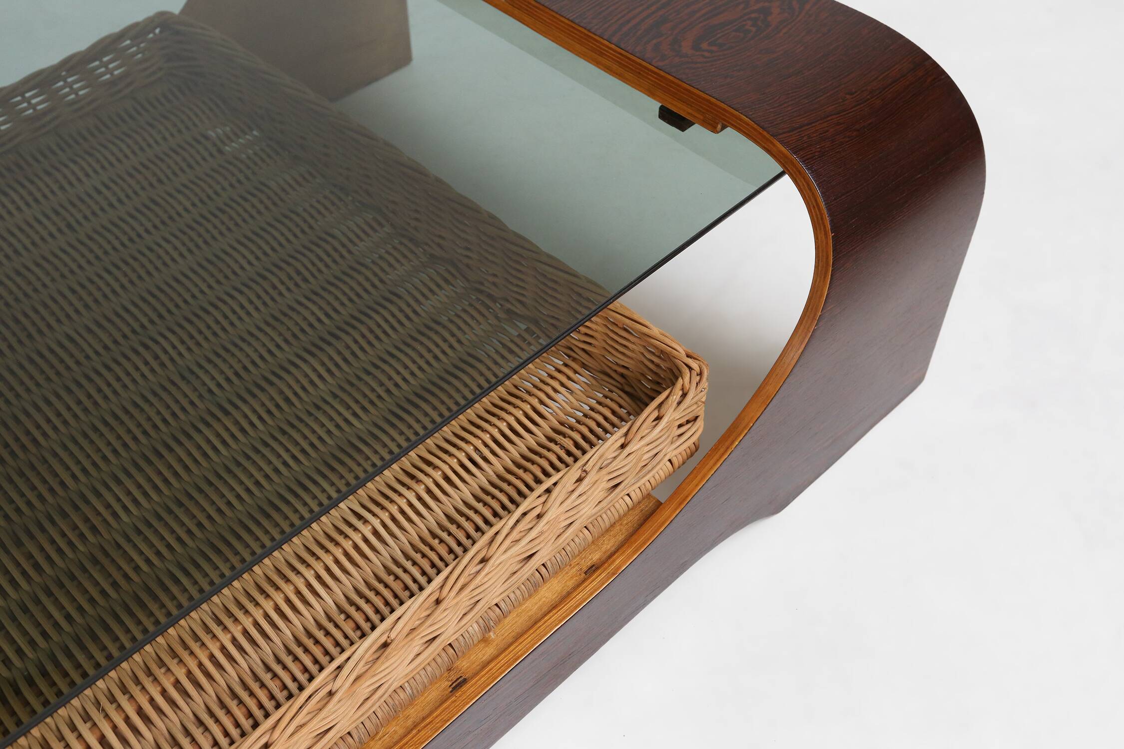 Table basse française du milieu du siècle en contreplaqué wengé courbé avec plateau en verre, années 1960