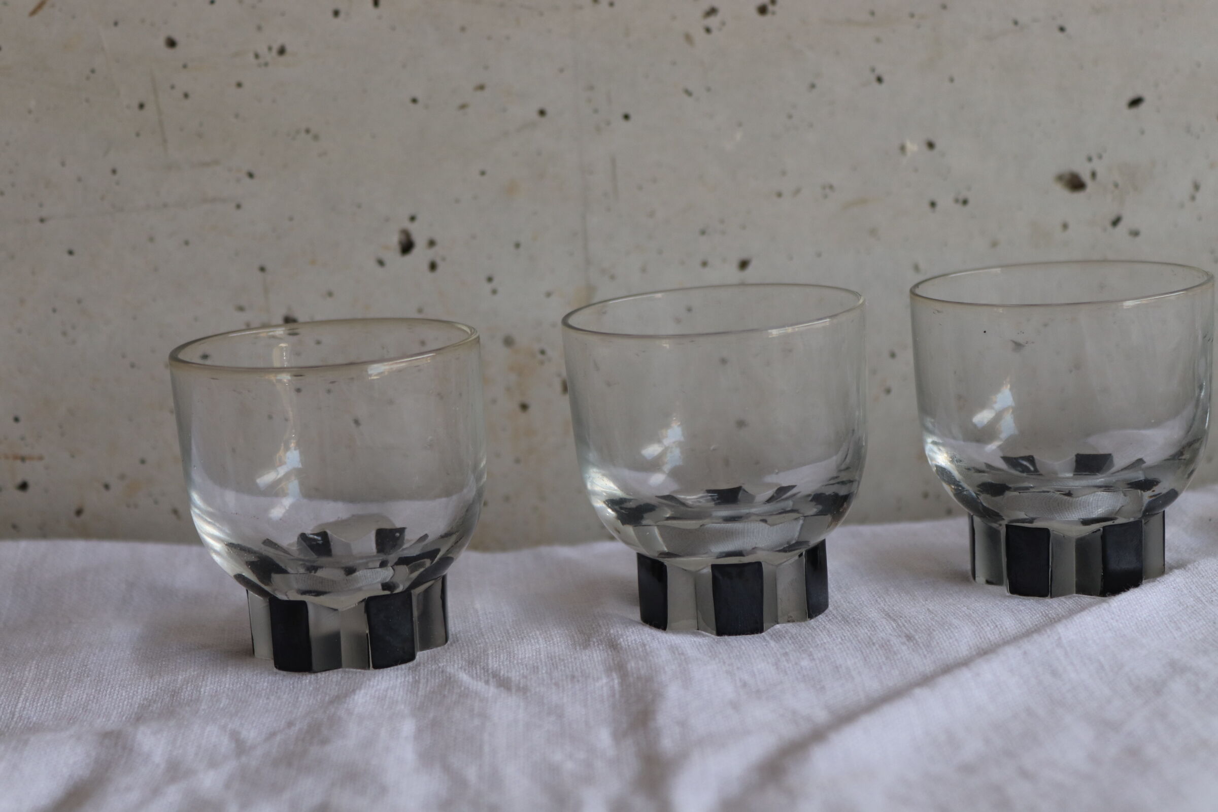 7 verres à shooter / liqueur art déco blanc et noir