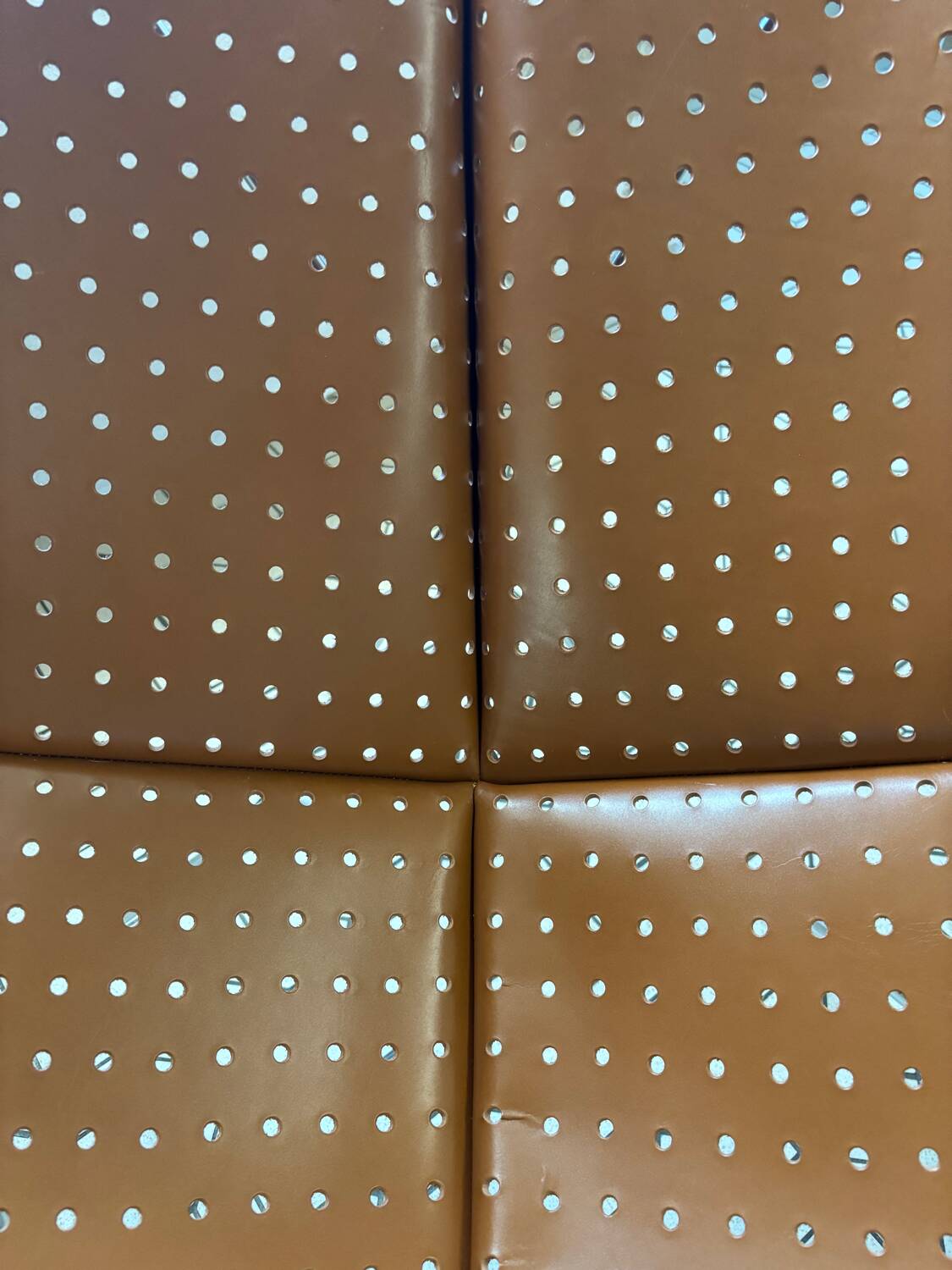 Fauteuil AA Butterfly en cuir perforé marron – design iconique Airborn