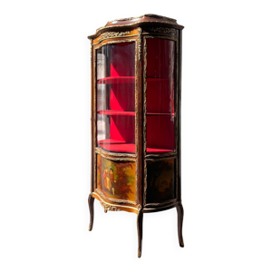 Vitrine galbée en vernis - martin