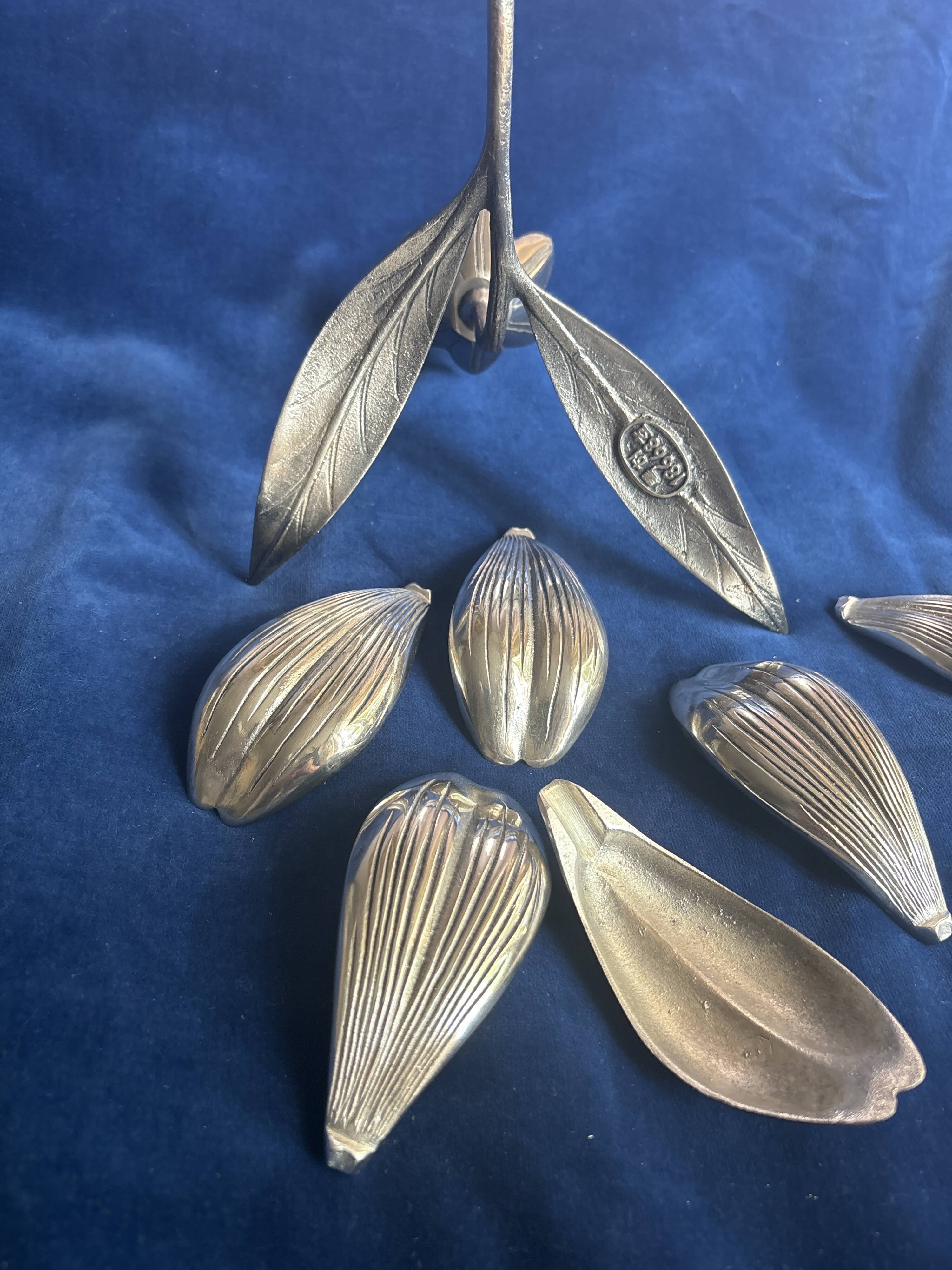 Decorative object and cigar/cigarette service