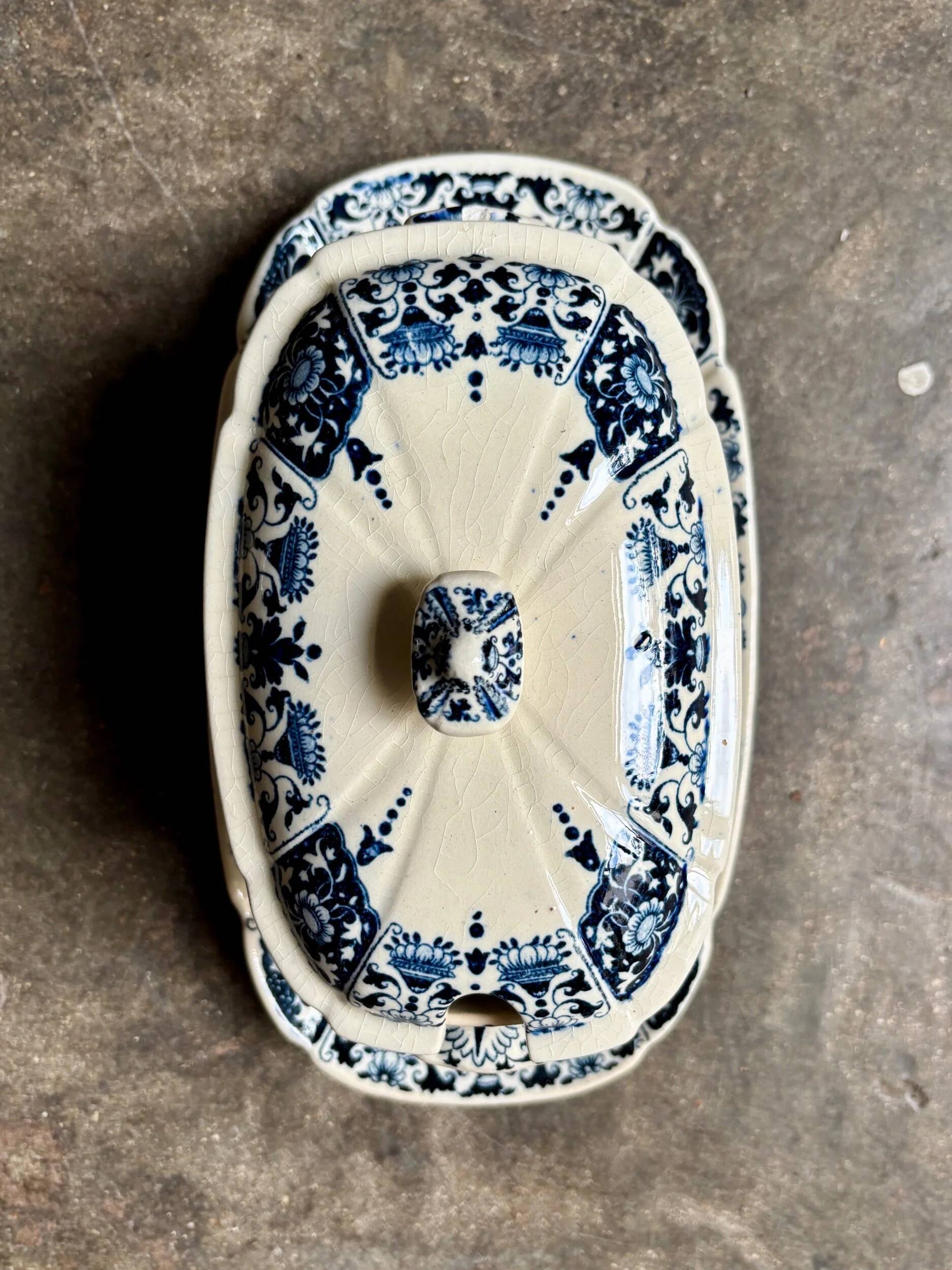 Sauceboat with lid Gien in blue ironstone, "Blue Ibis" service