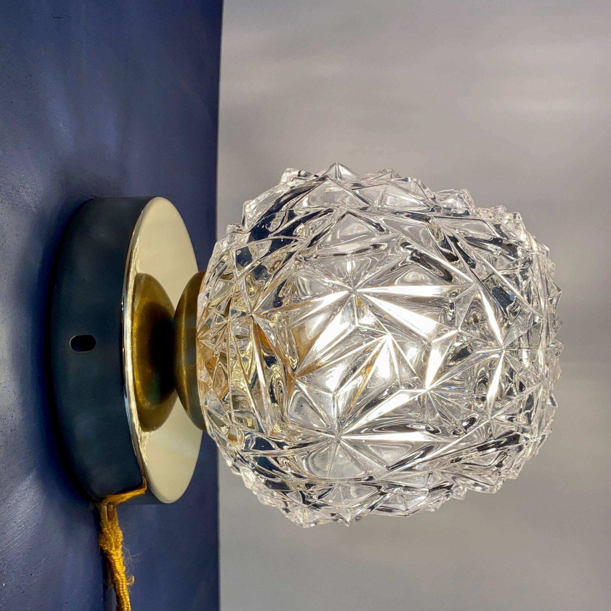 Applique / plafonnier globe vintage en verre moulé