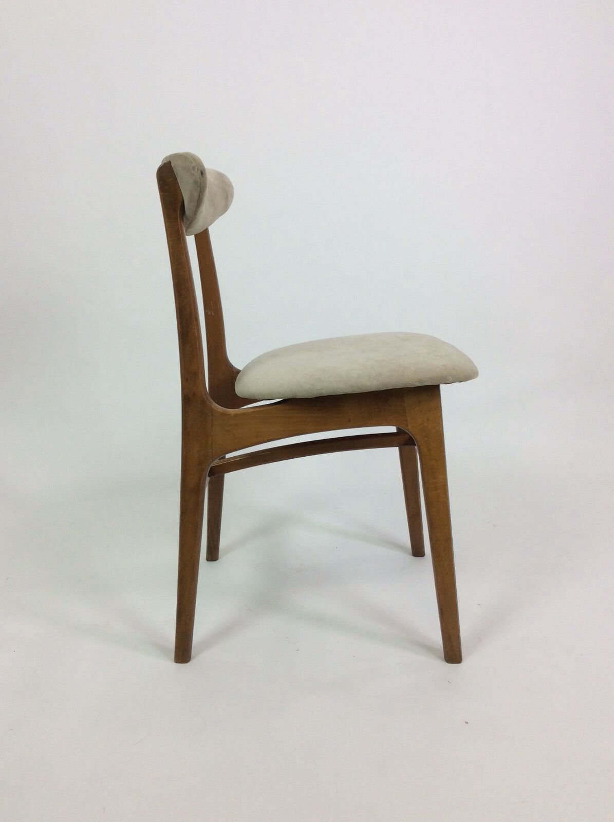 4 chairs "" 200-190 of Rajmund Teofil Hałas.