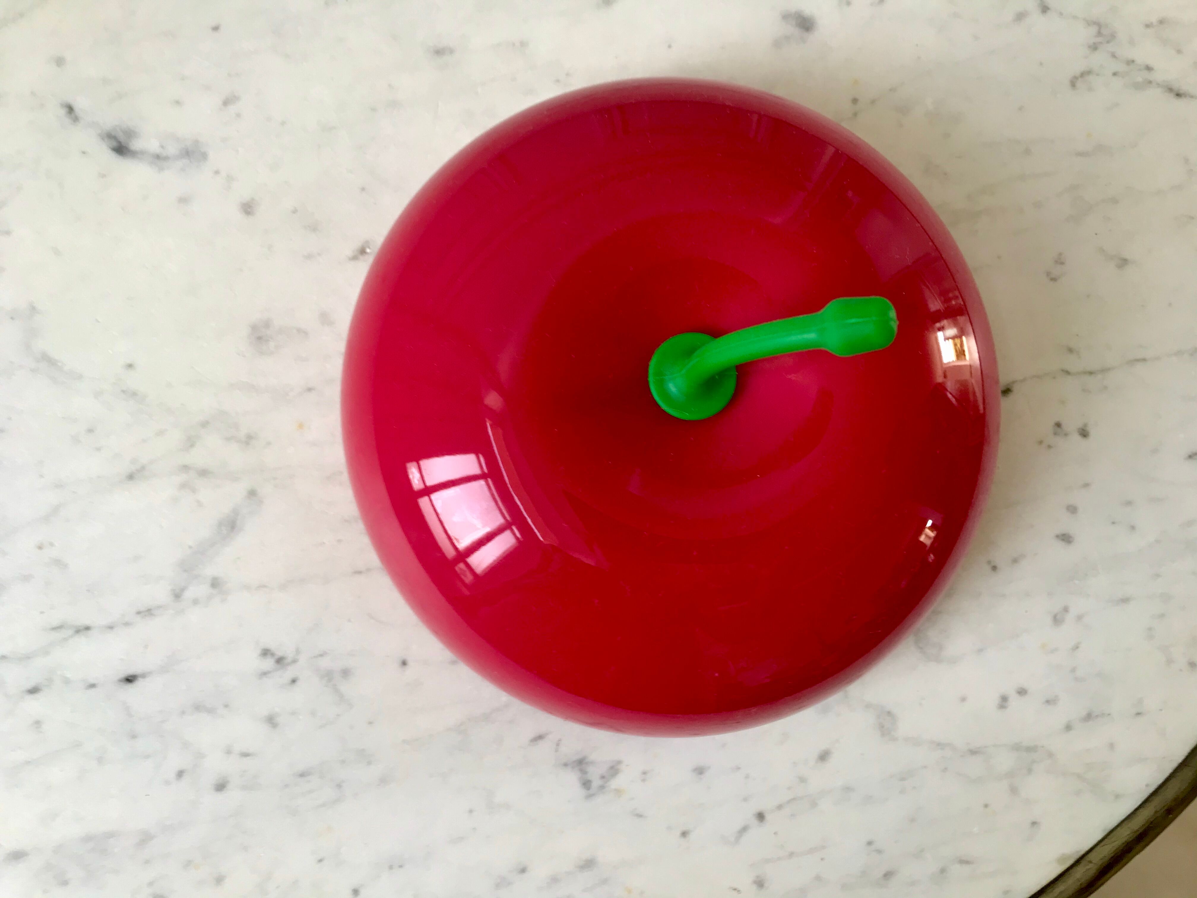 Red ice cube apple 70s