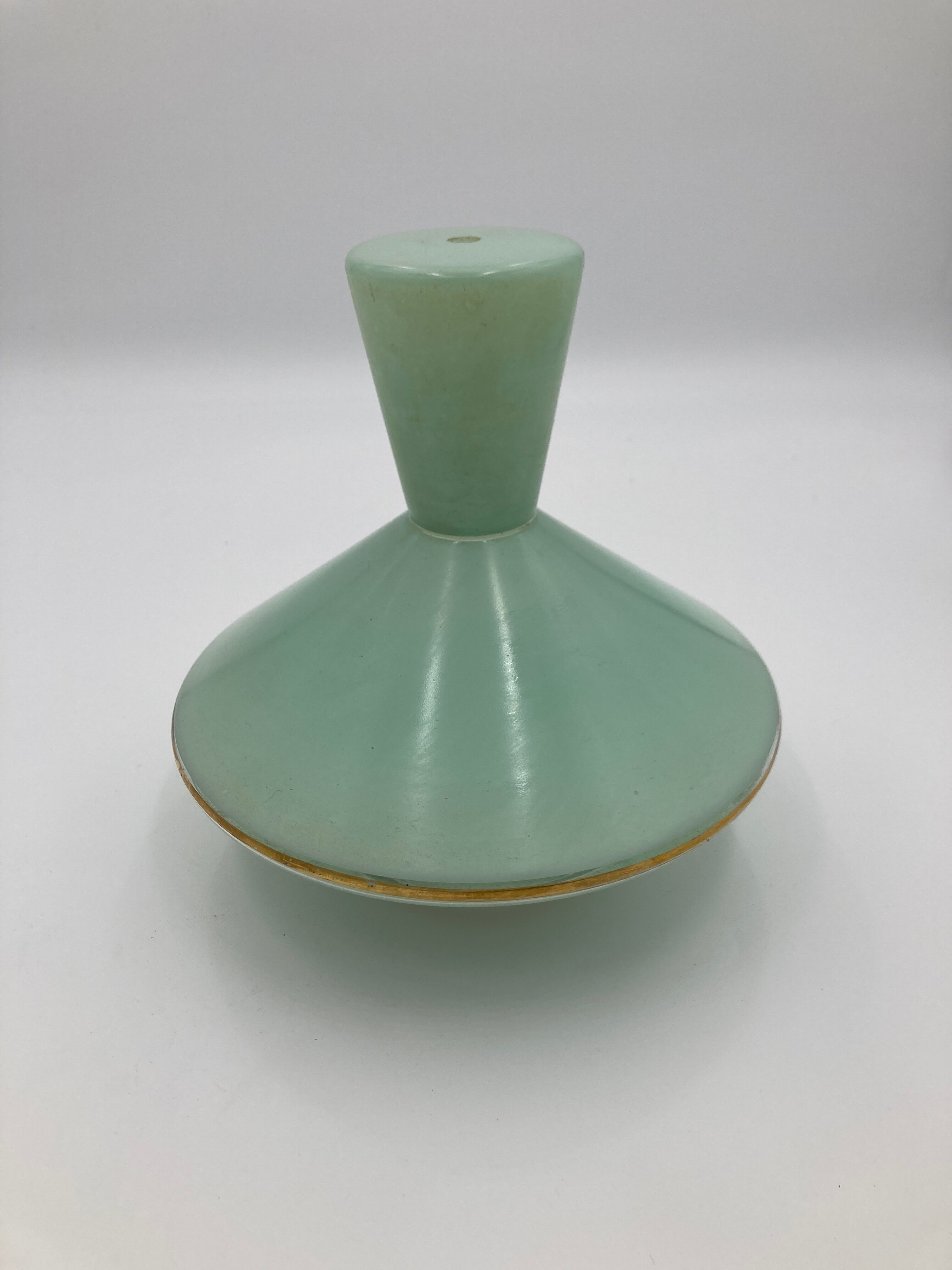 Green and gold saucer suspension