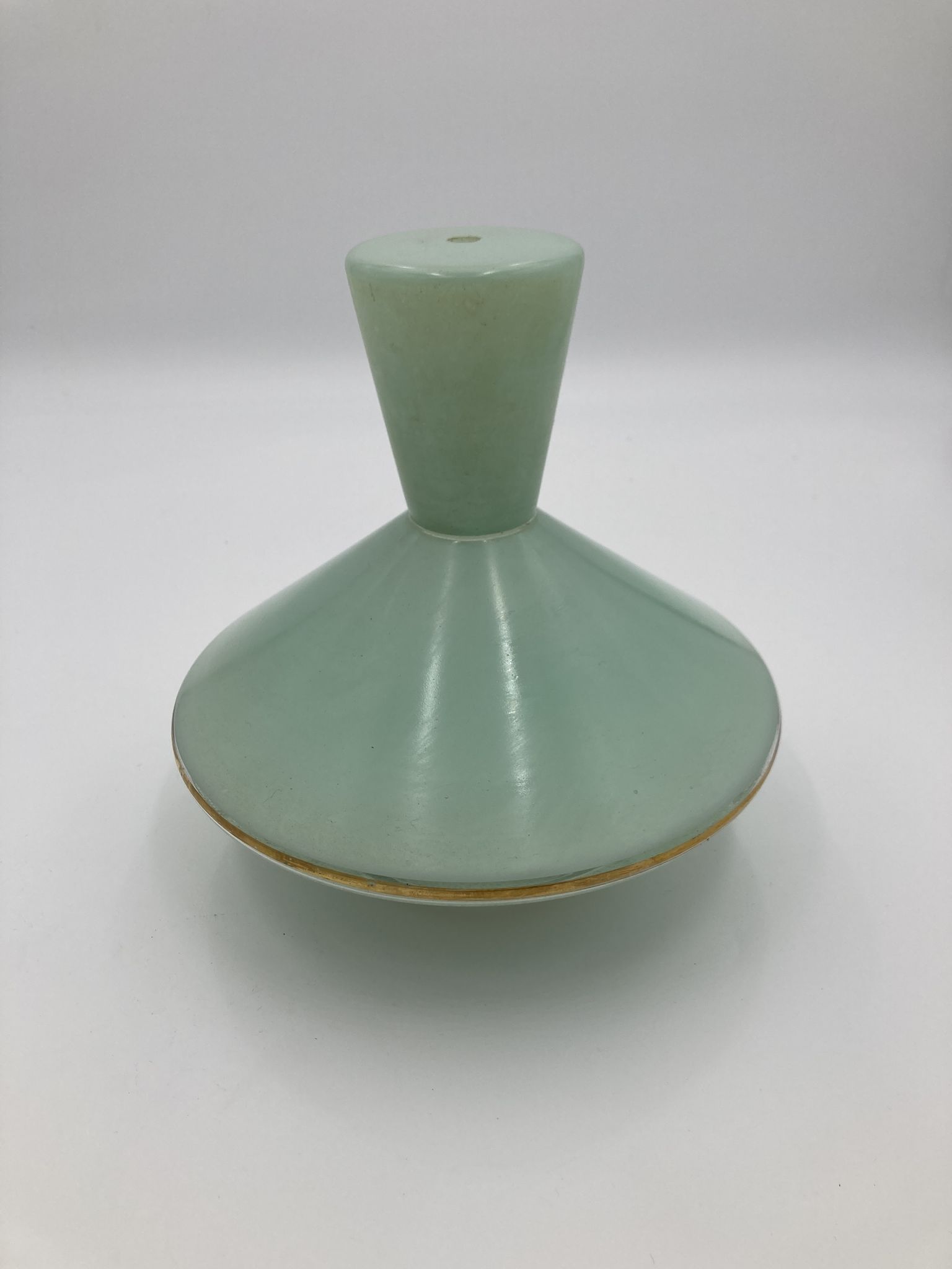 Green and gold saucer suspension