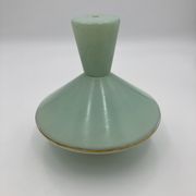 Green and gold saucer suspension