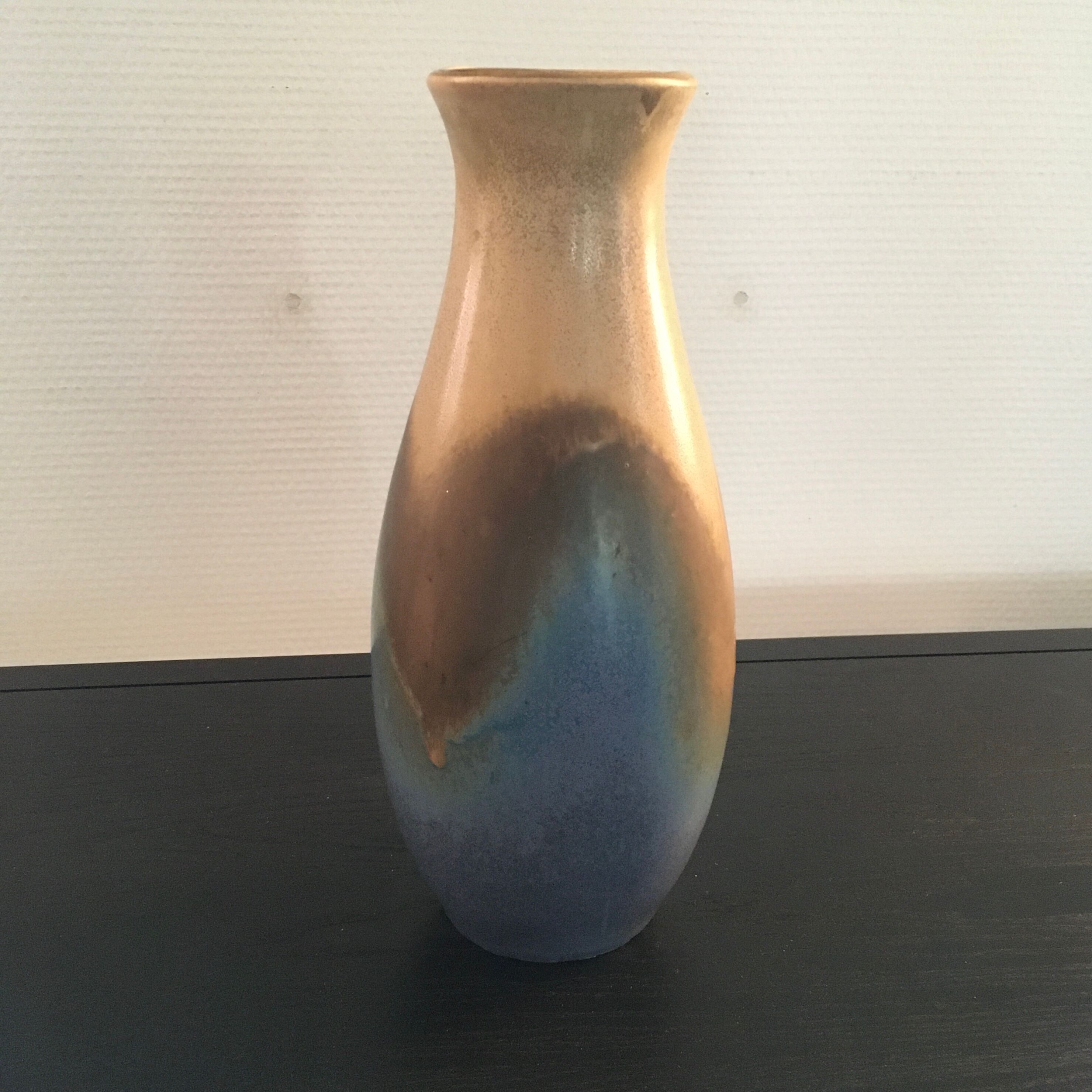 Three-color sandstone vase