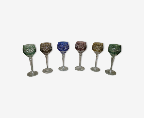 Ensemble de verres en cristal colorés