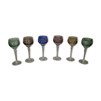 Ensemble de verres en cristal colorés