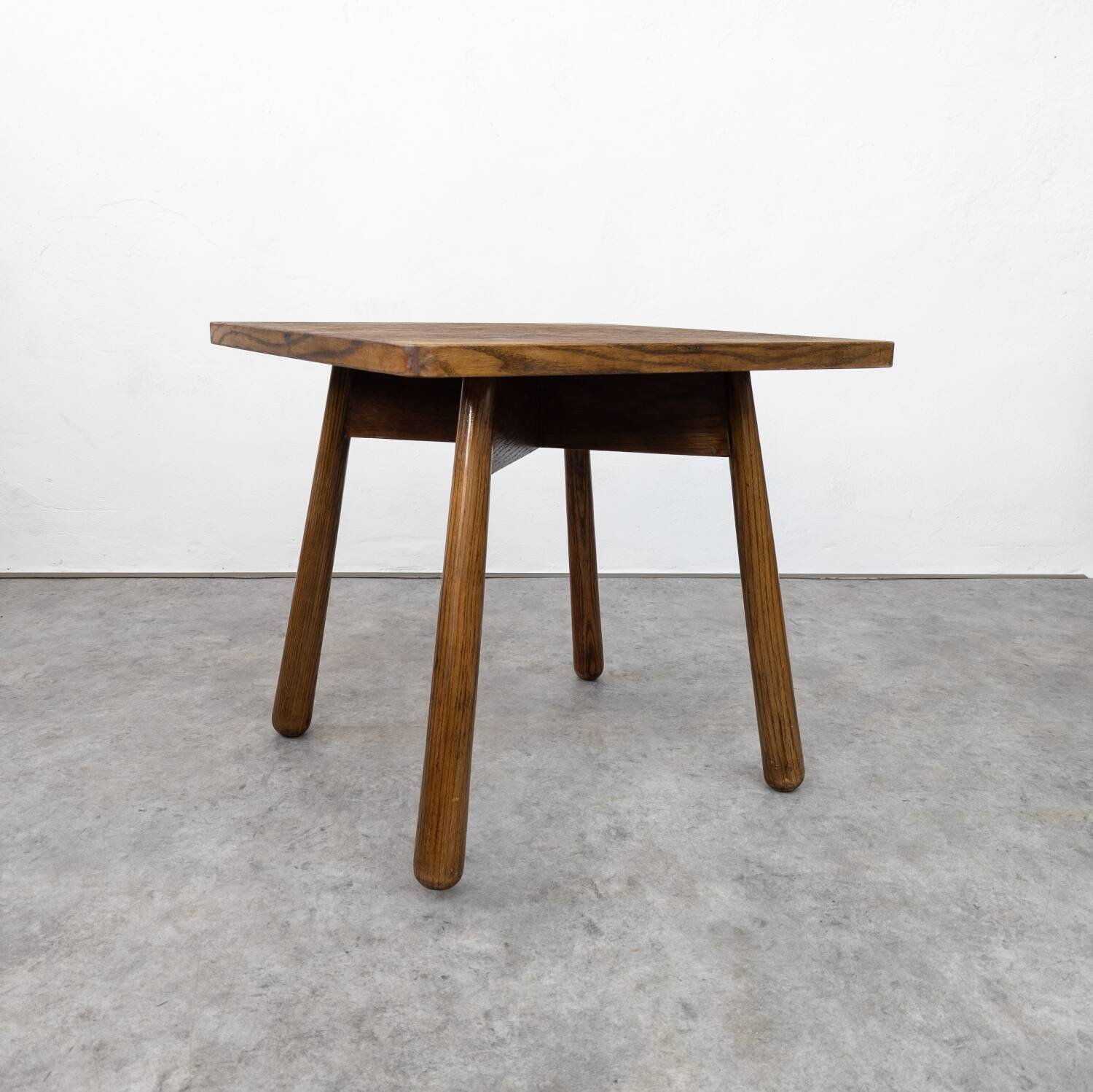 Table d'appoint moderniste en chêne par Jan Vaněk pour Krásná Jizba