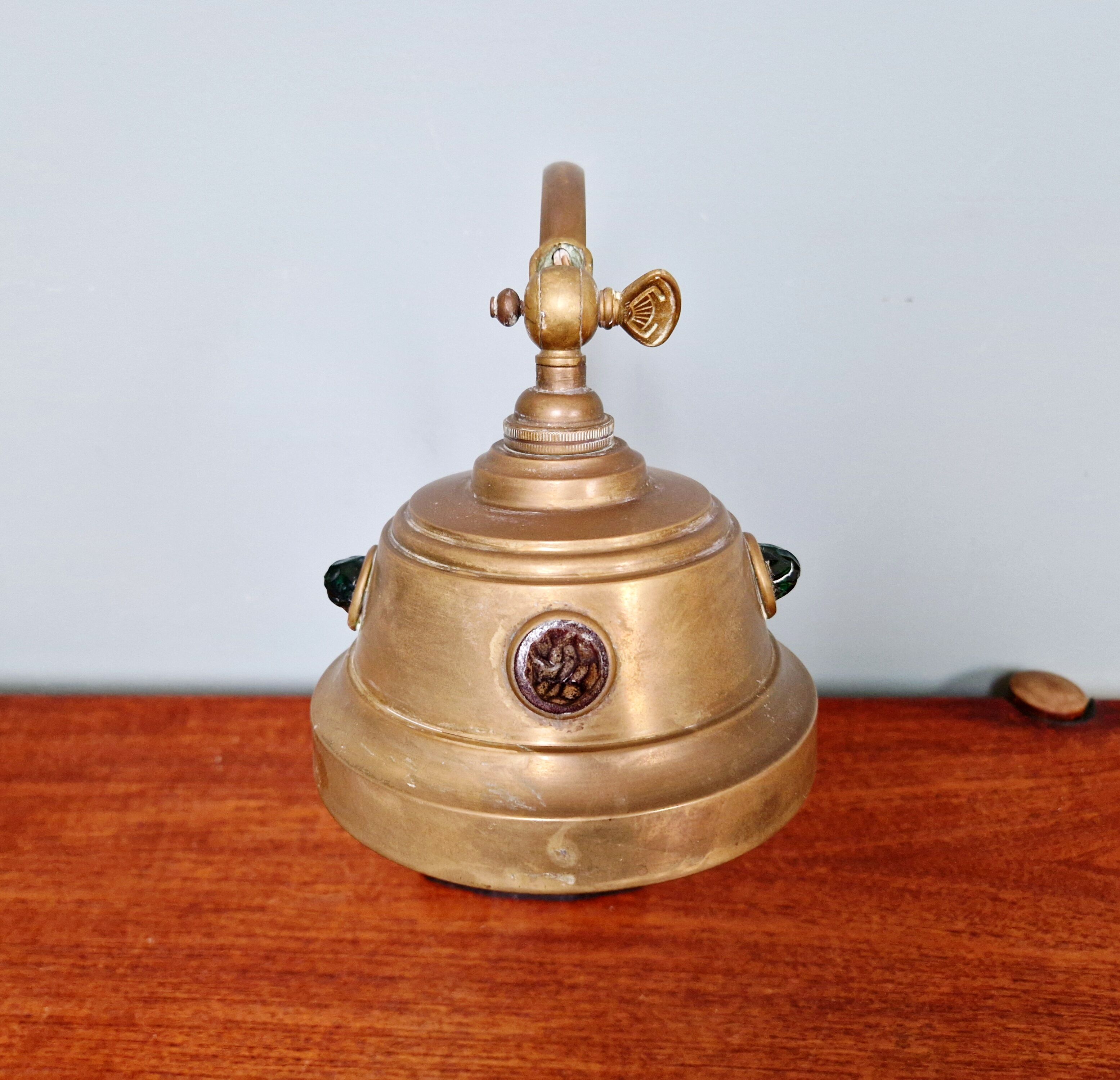 Art Nouveau desk lamp in brass on a black marble base, 1910-20.