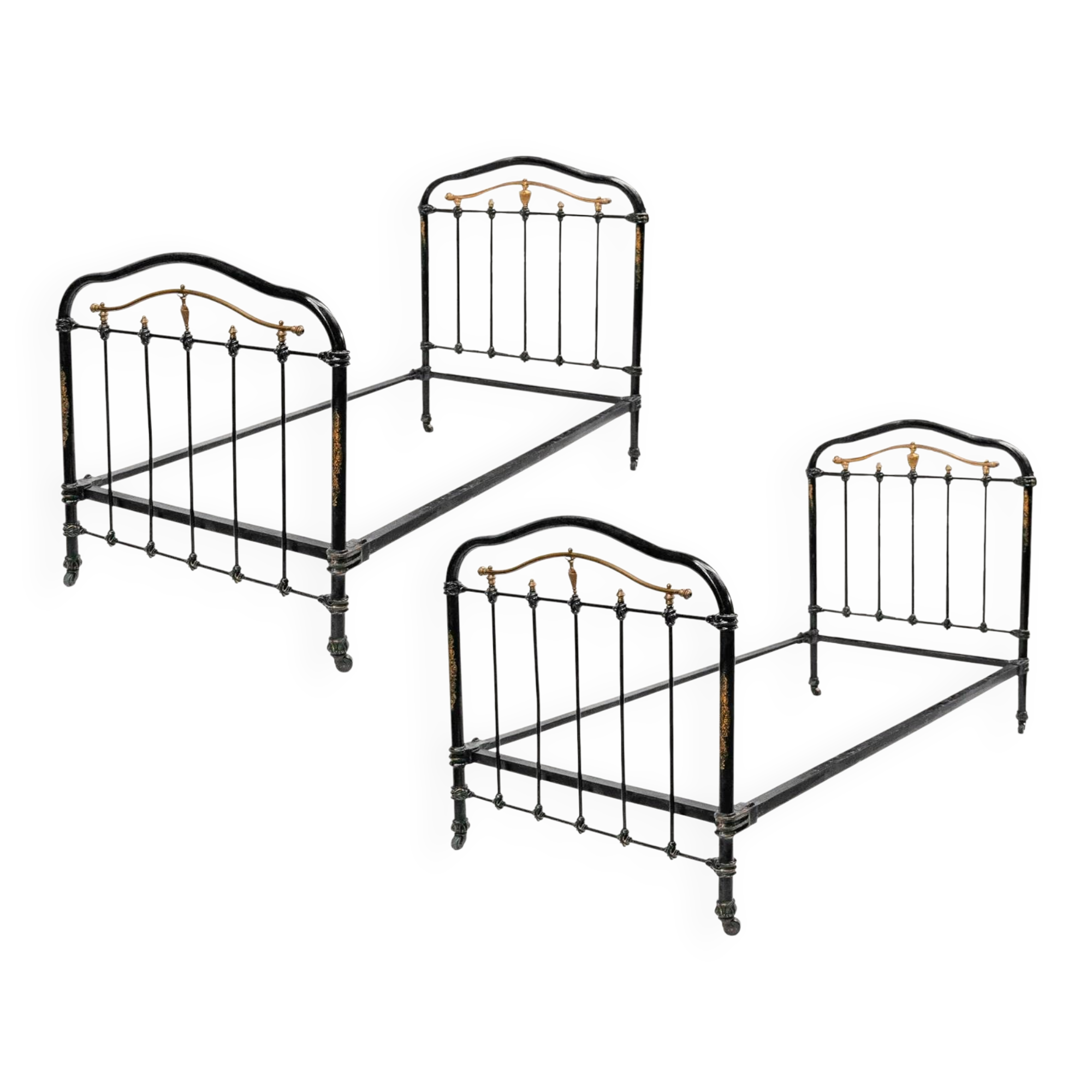 Paire de lits simples antiques assortis en fonte noire et dorée