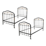 Paire de lits simples antiques assortis en fonte noire et dorée