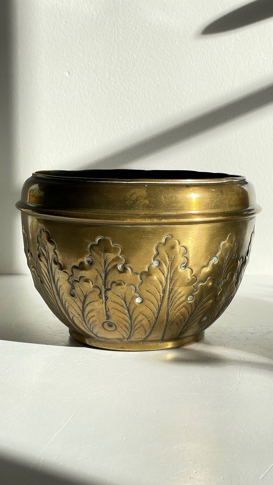 Art nouveau floral decor planter