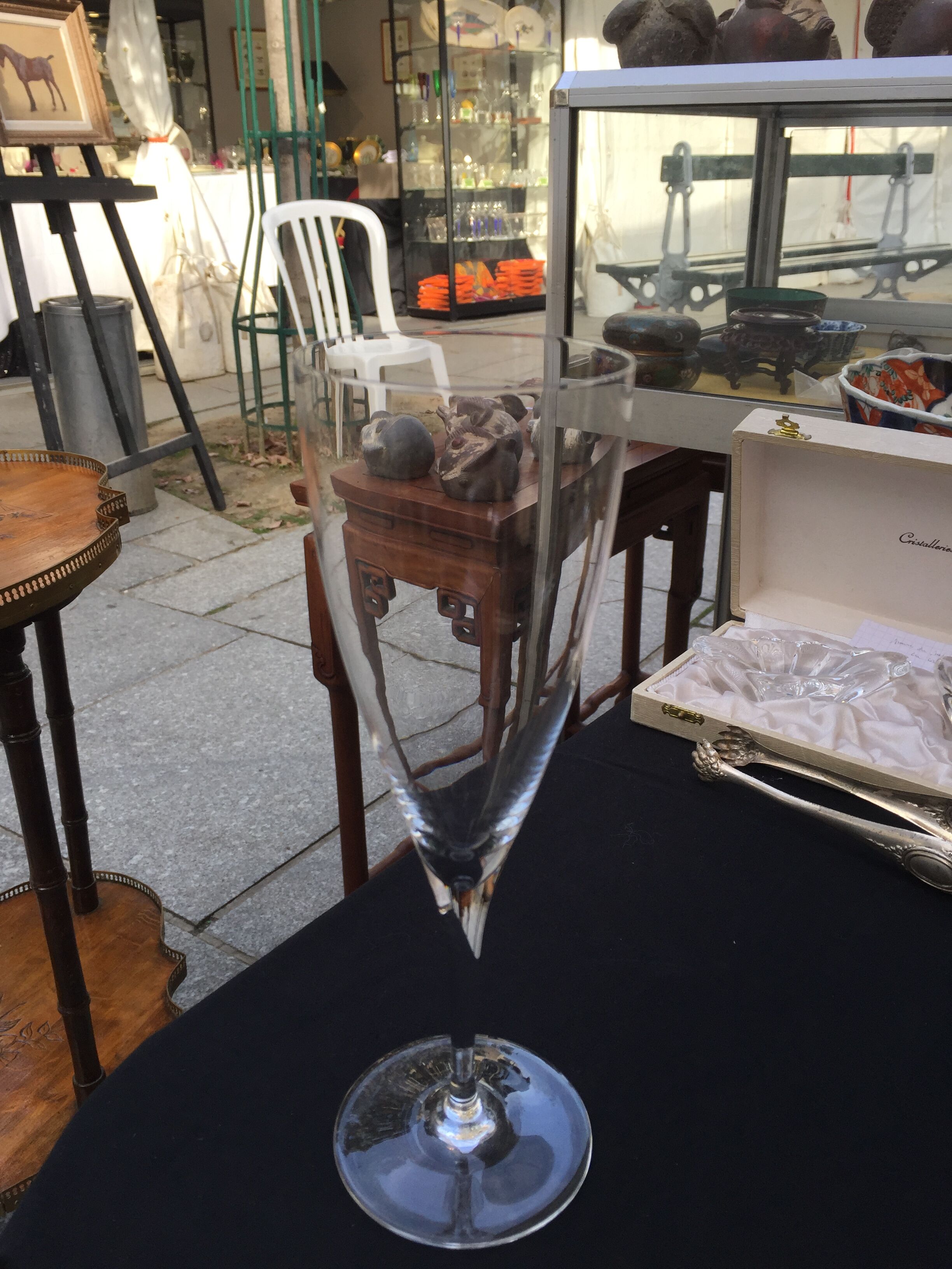 Service of 12 Baccarat champagne flutes.