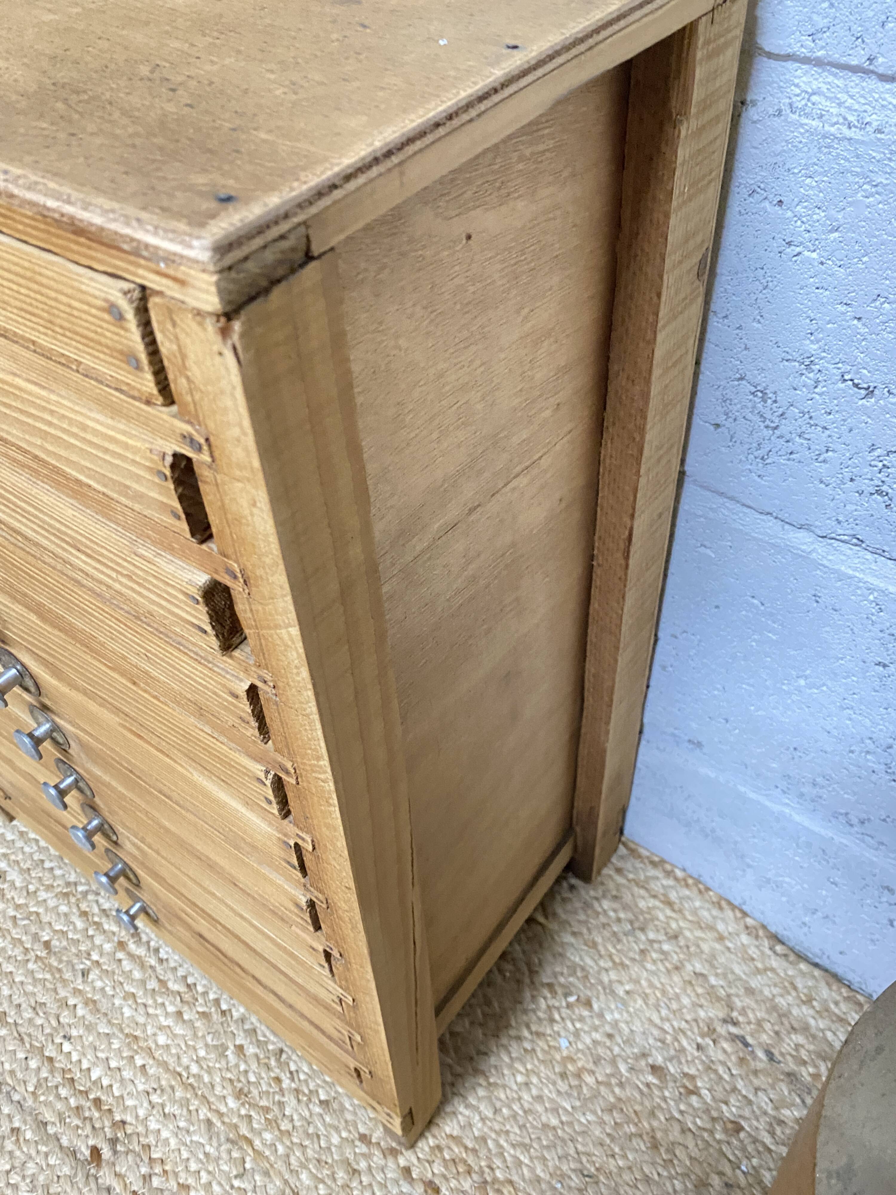 petit meuble à tiroirs d'atelier