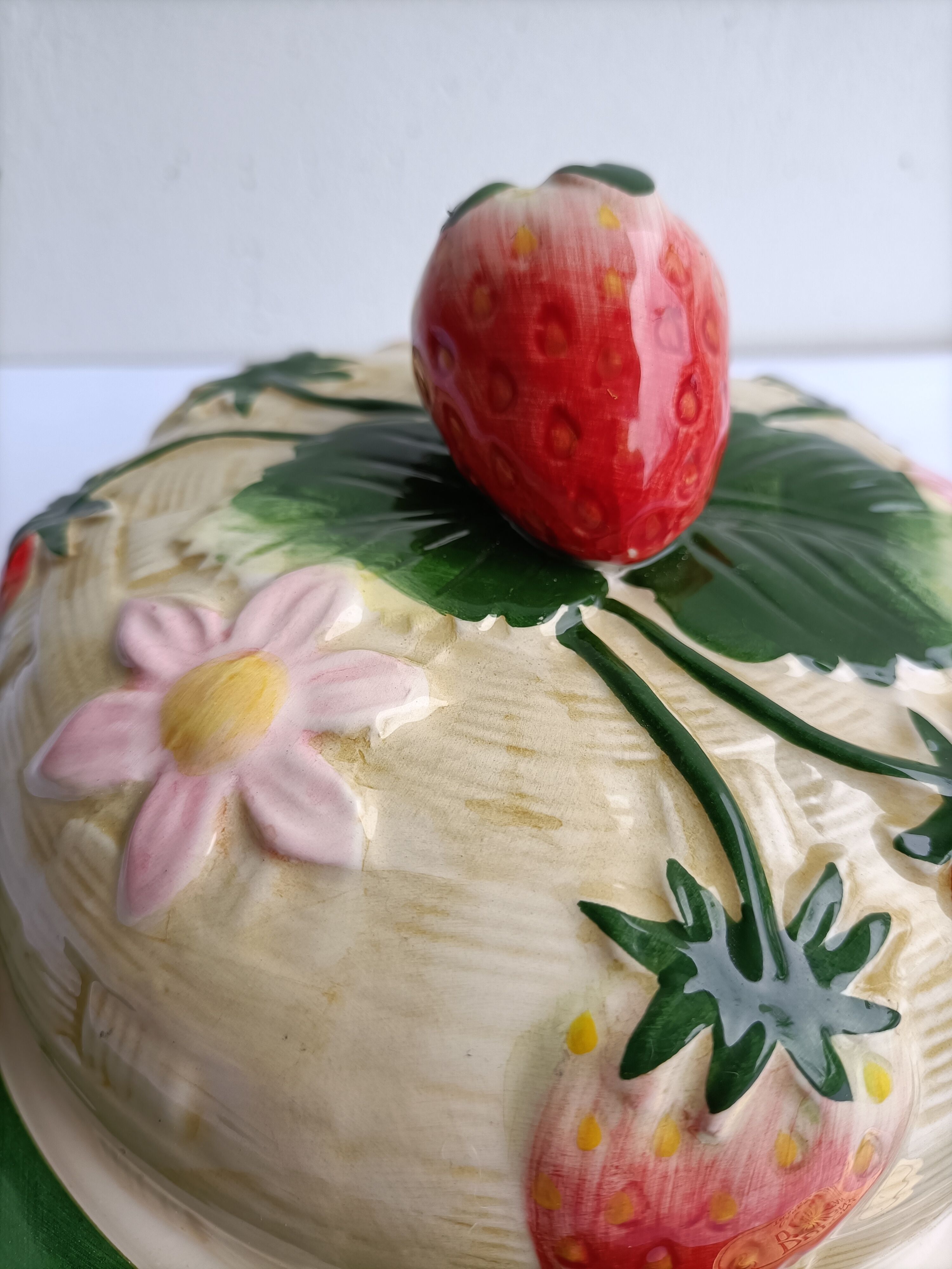 Beurrier vintage en porcelaine décoration fraises