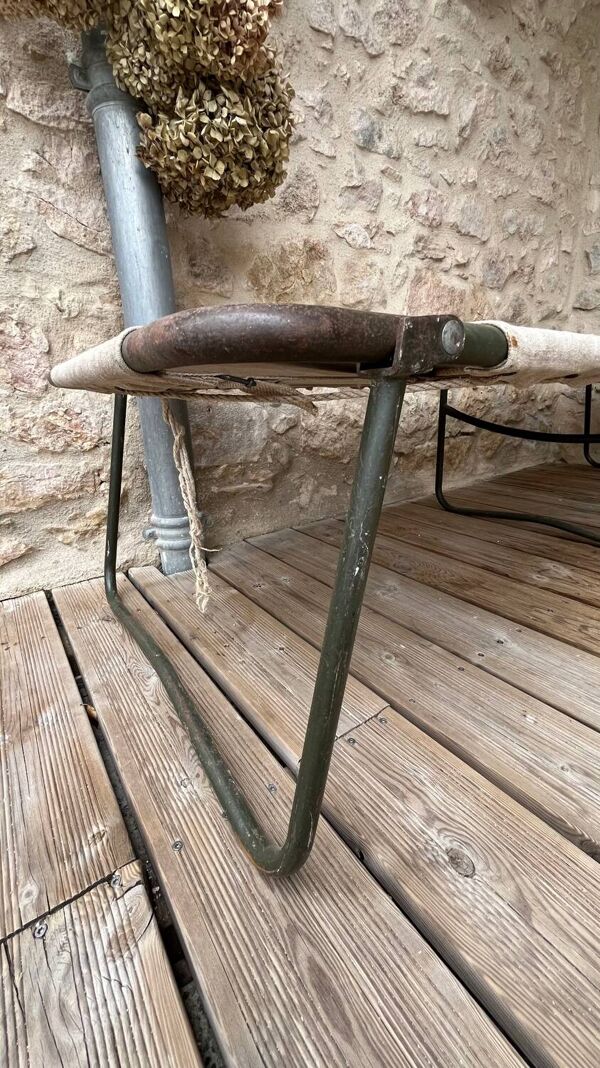 Lit de camp militaire pliant ancien en toile et métal vert kaki
