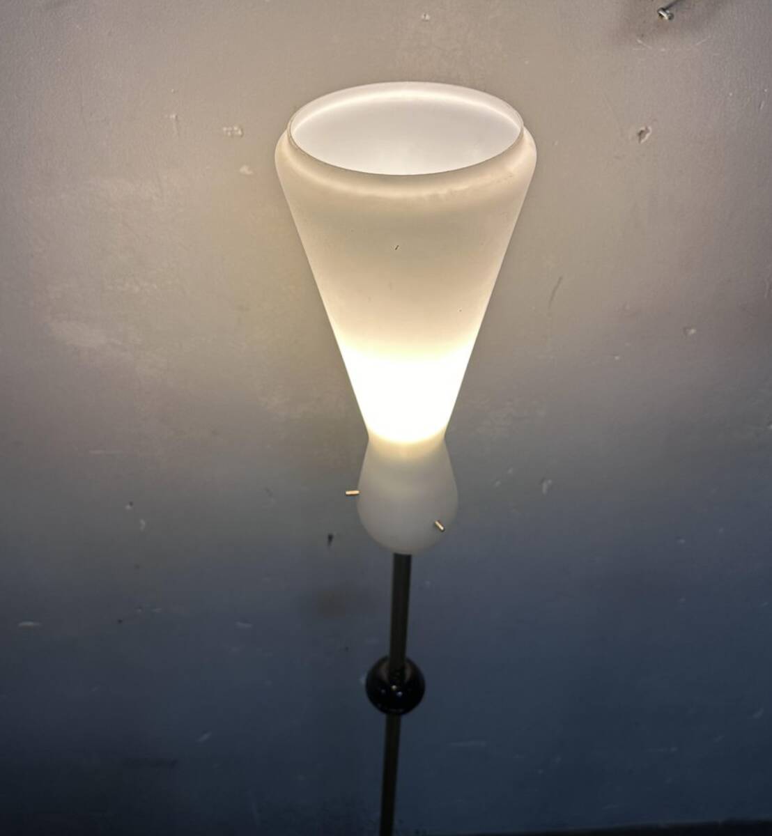 Lampada da terra in ottone e vetro