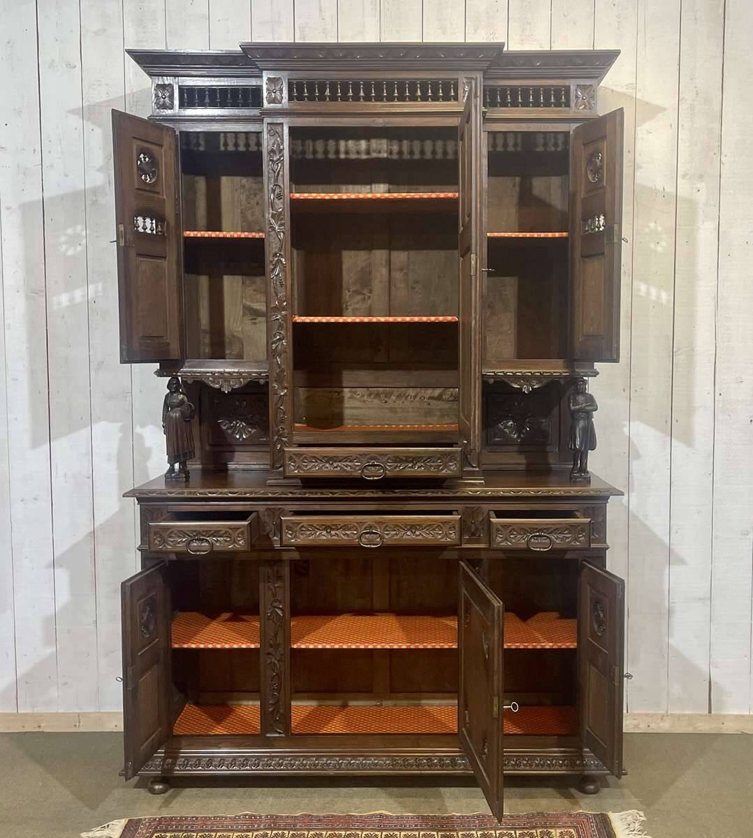 Buffet Breton 2 corps début XXème en châtaignier richement sculpté