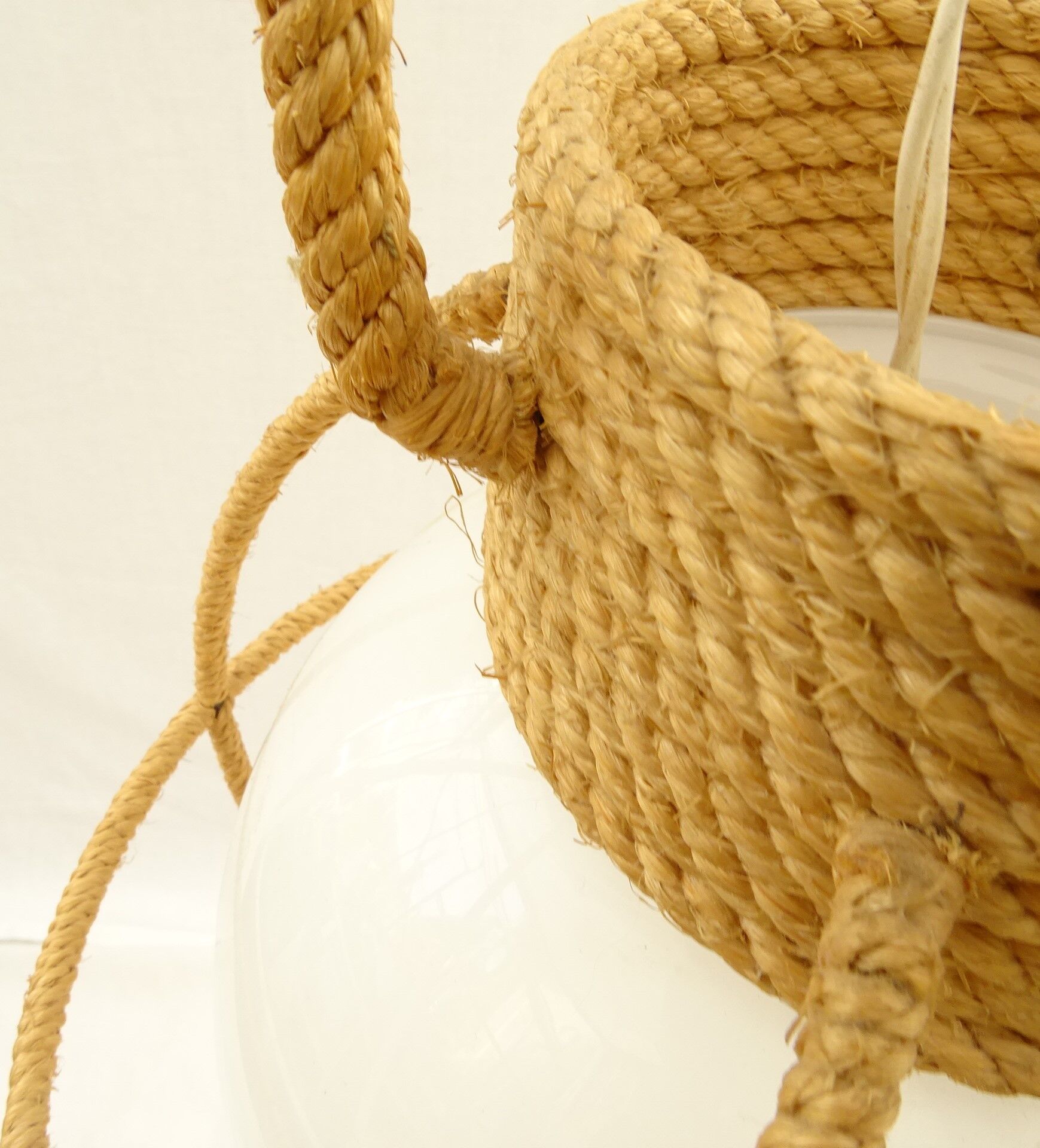 Suspension globe en opaline blanche  et corde tressé