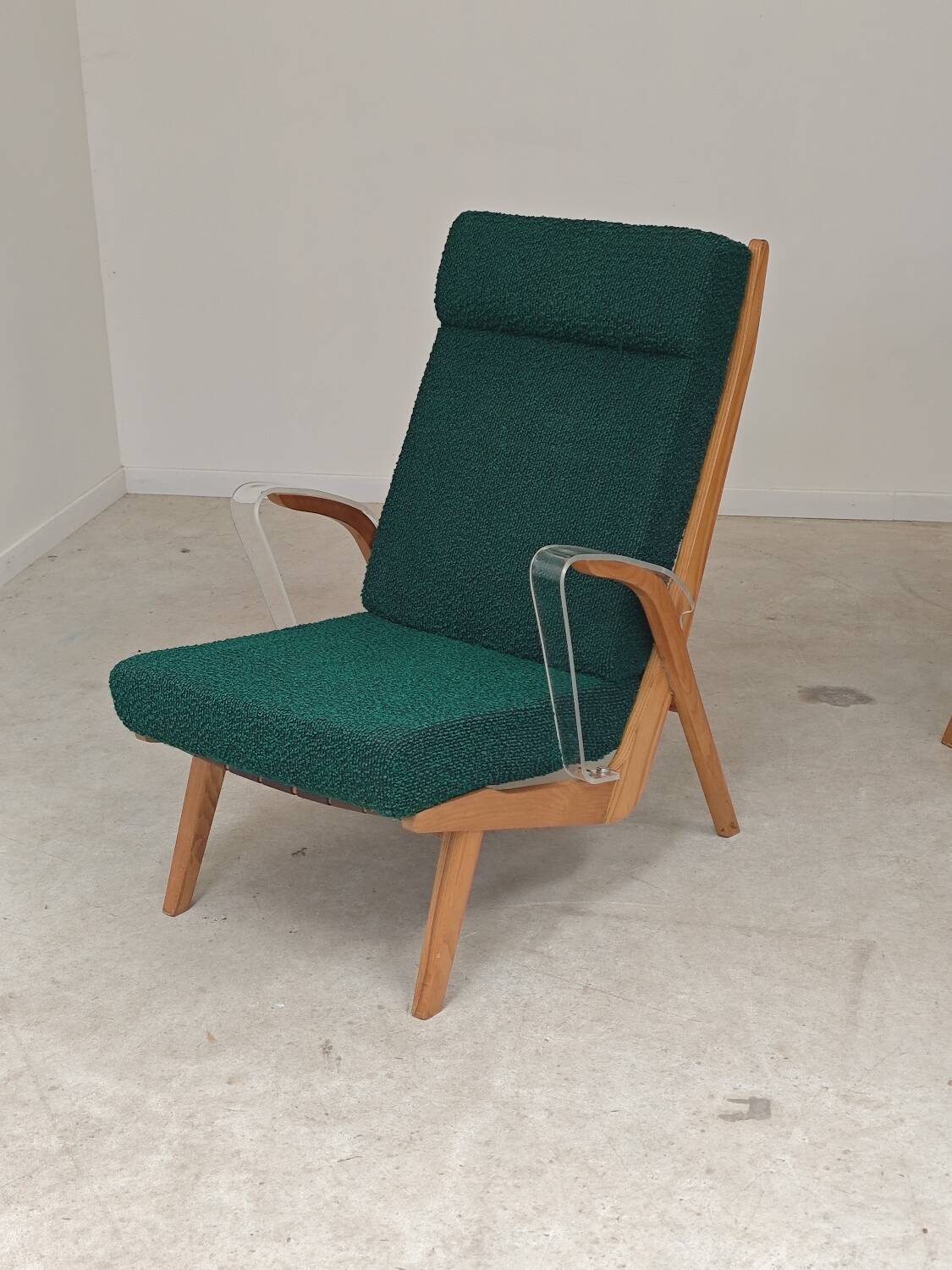 Paire de fauteuils ULUV bois et tissu vert bouclette