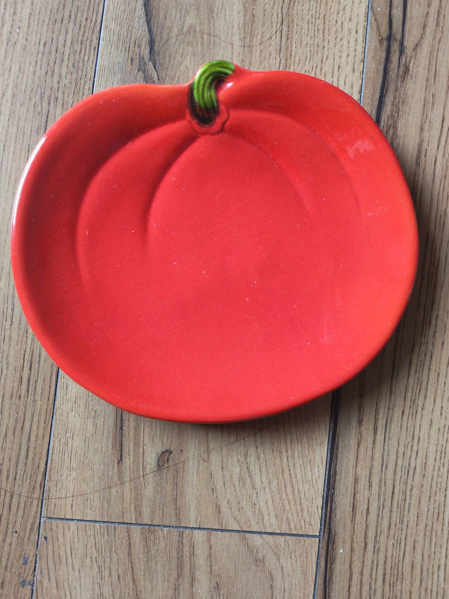 Assiette de présentation vintage en céramique formant une tomate