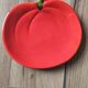 Assiette de présentation vintage en céramique formant une tomate