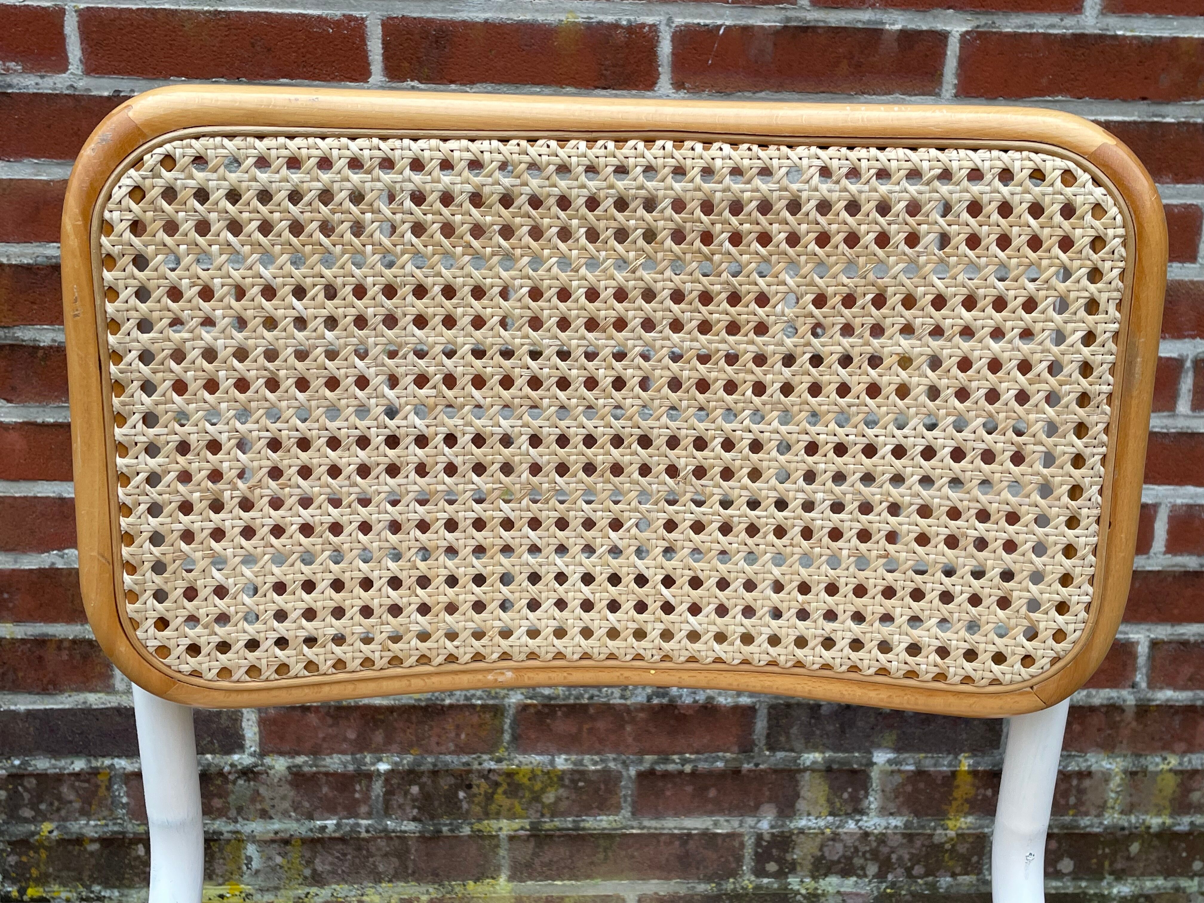 Chaise Cesca modèle b32 en blanc et bois par Marcel Breuer