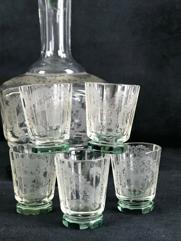 Carafe et lot de 5 verres en cristal gravé
