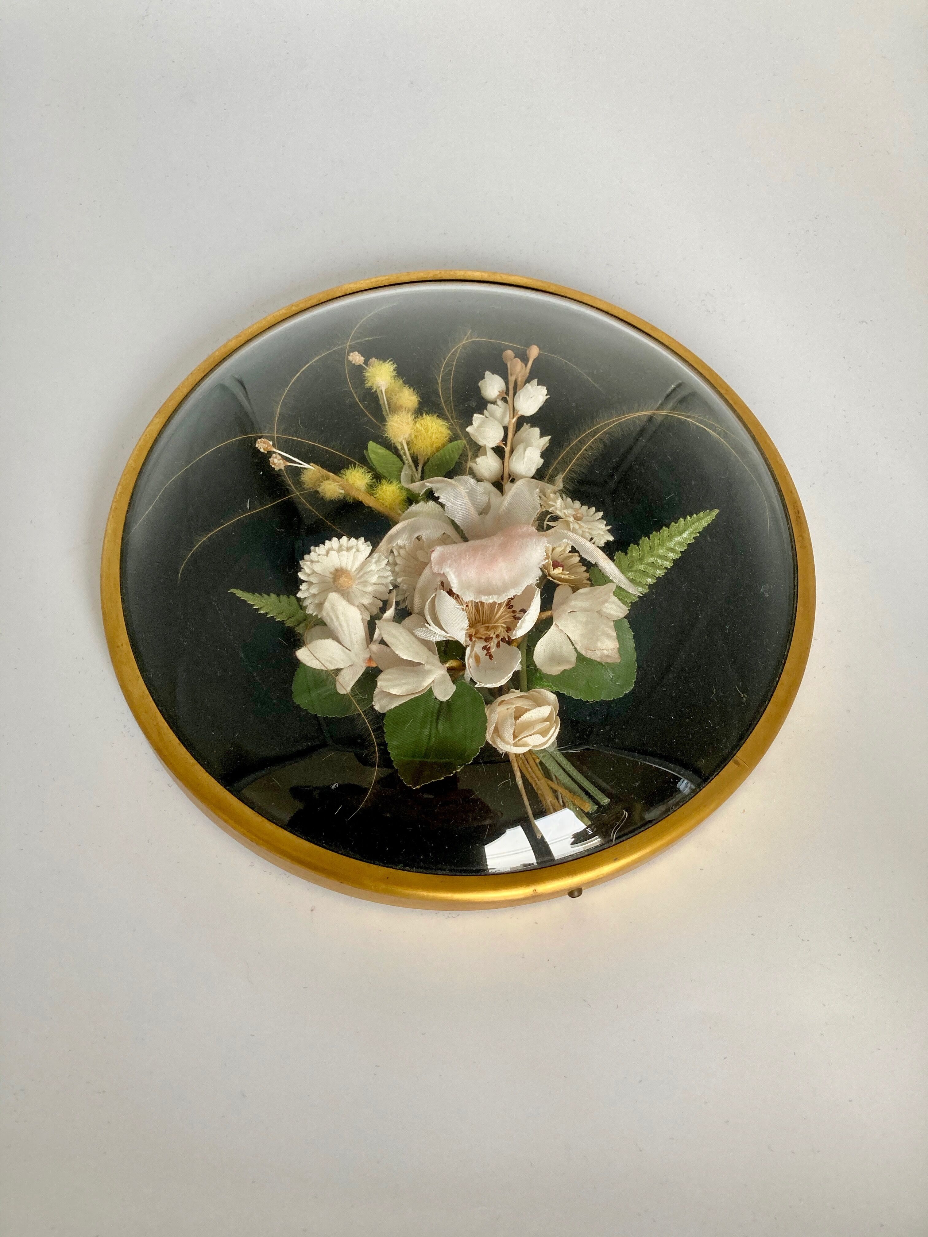 Bulging flower frame