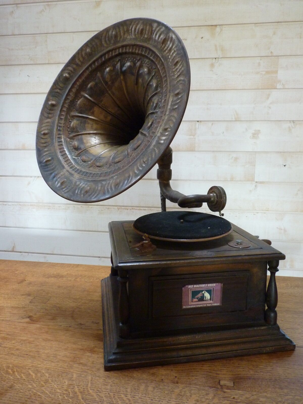 Gramophone with flag "his master's voice"