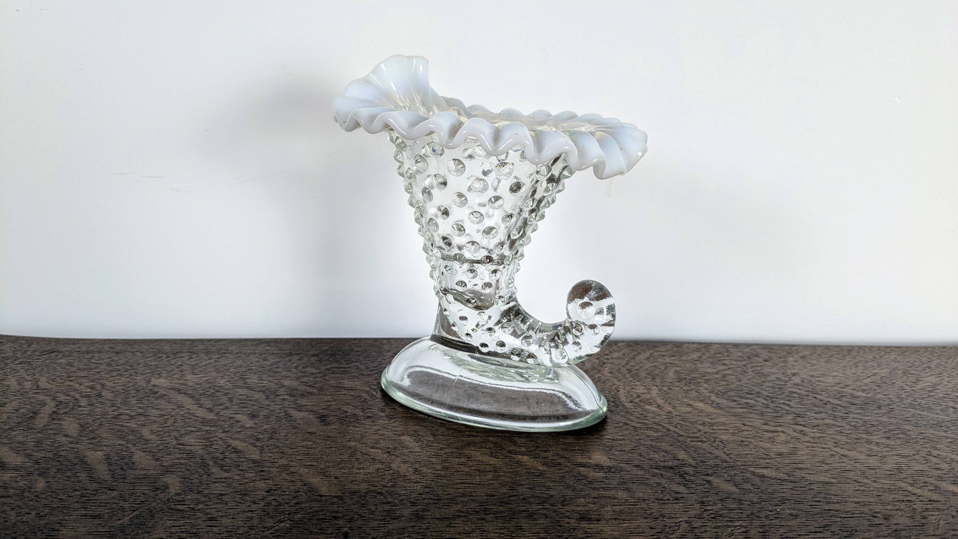 Horn cup in bubbled glass and white opaline