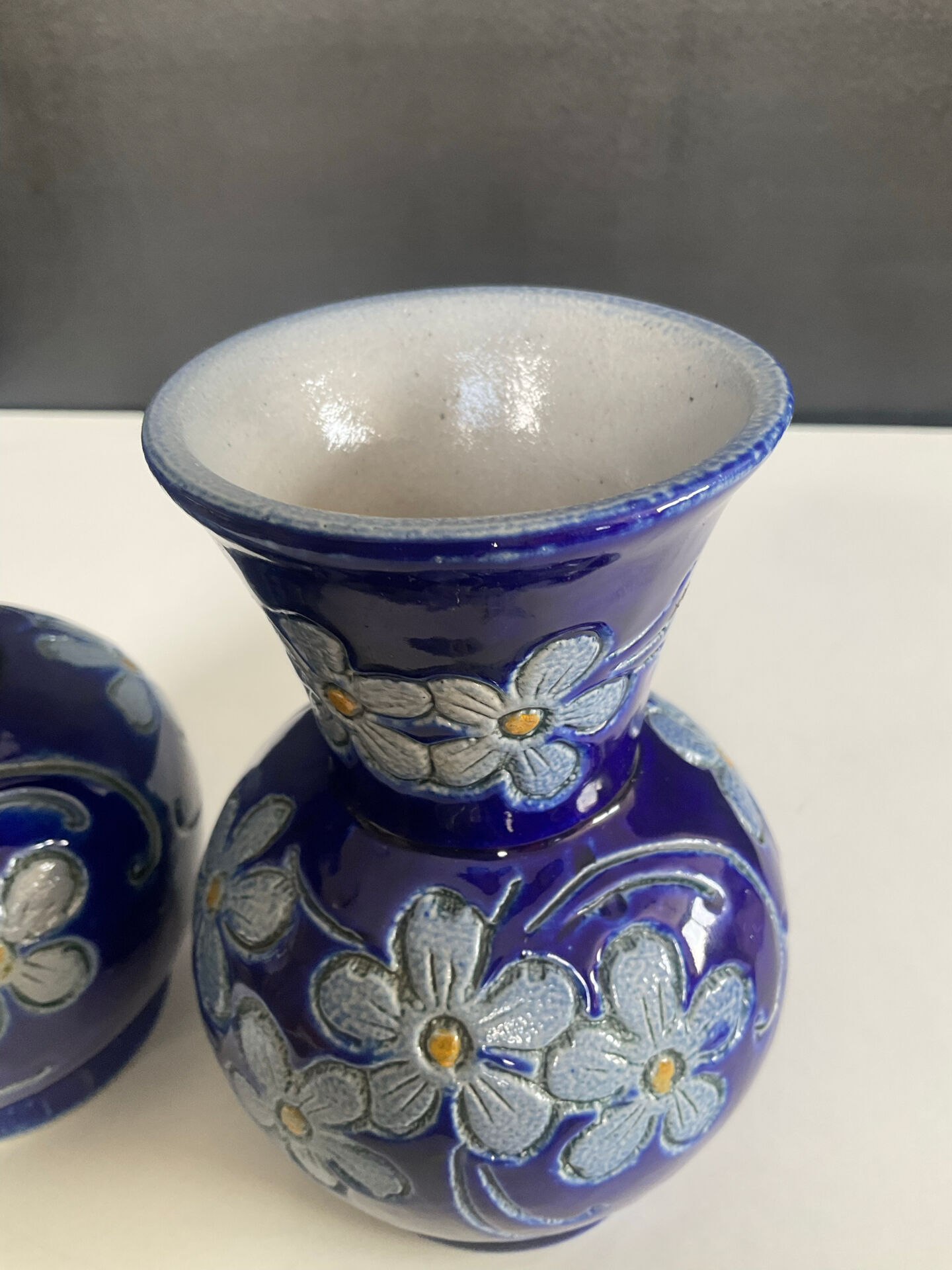 Paire de vases vintage en grès estampillés