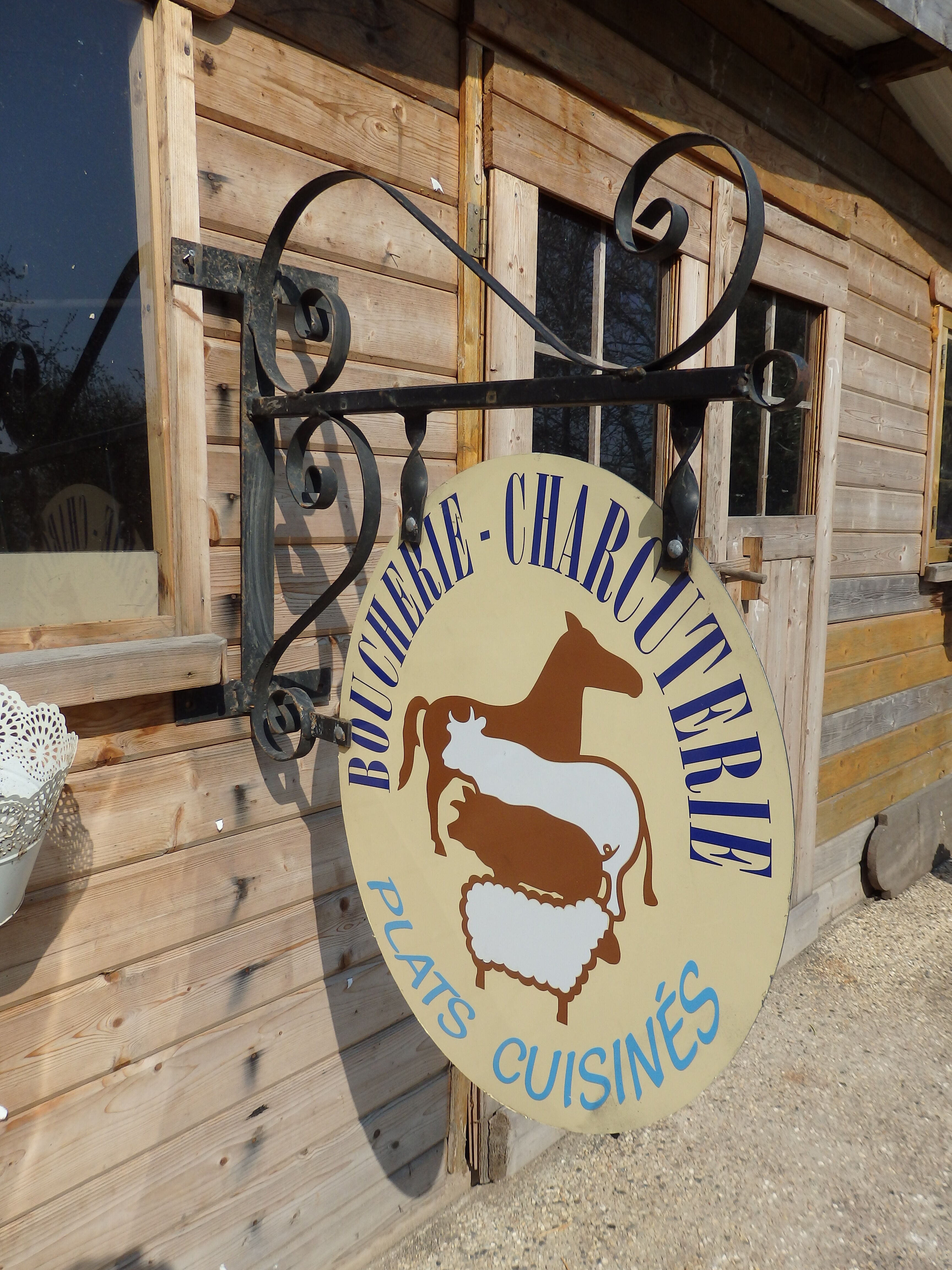 Ancienne enseigne boucherie charcuterie fer forgé